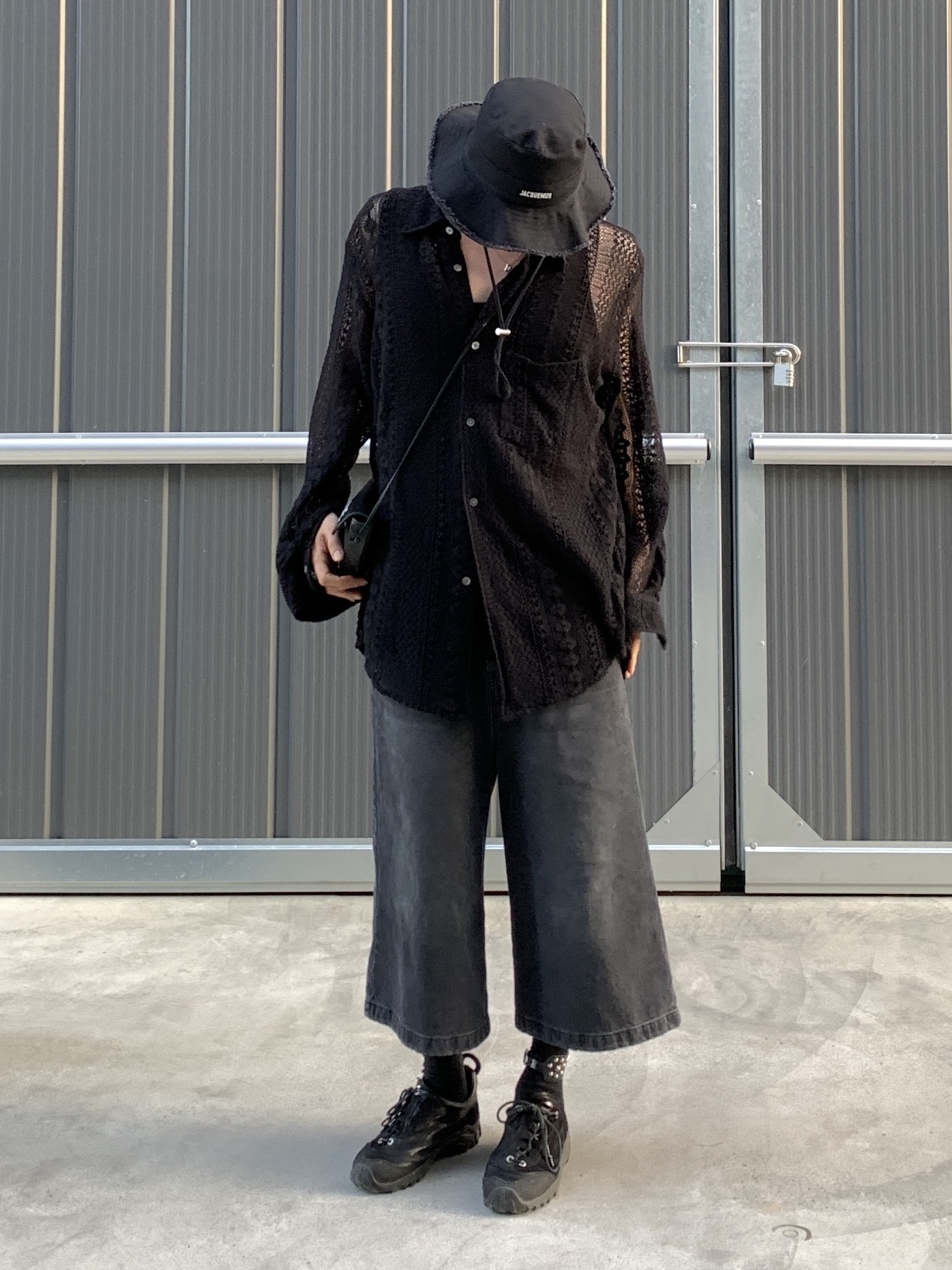 Jacquemus Le Bob Artichaut Bucket Hat Black, Our Legacy Gabe Stealth Black Leather 착용 스타일 - 1