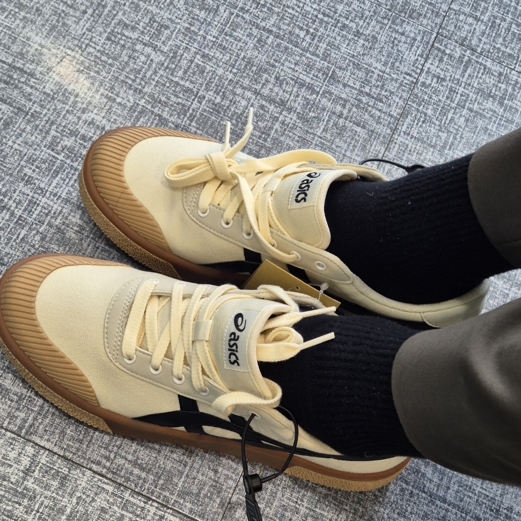 Asics Court Trail Beige Black 착용 스타일