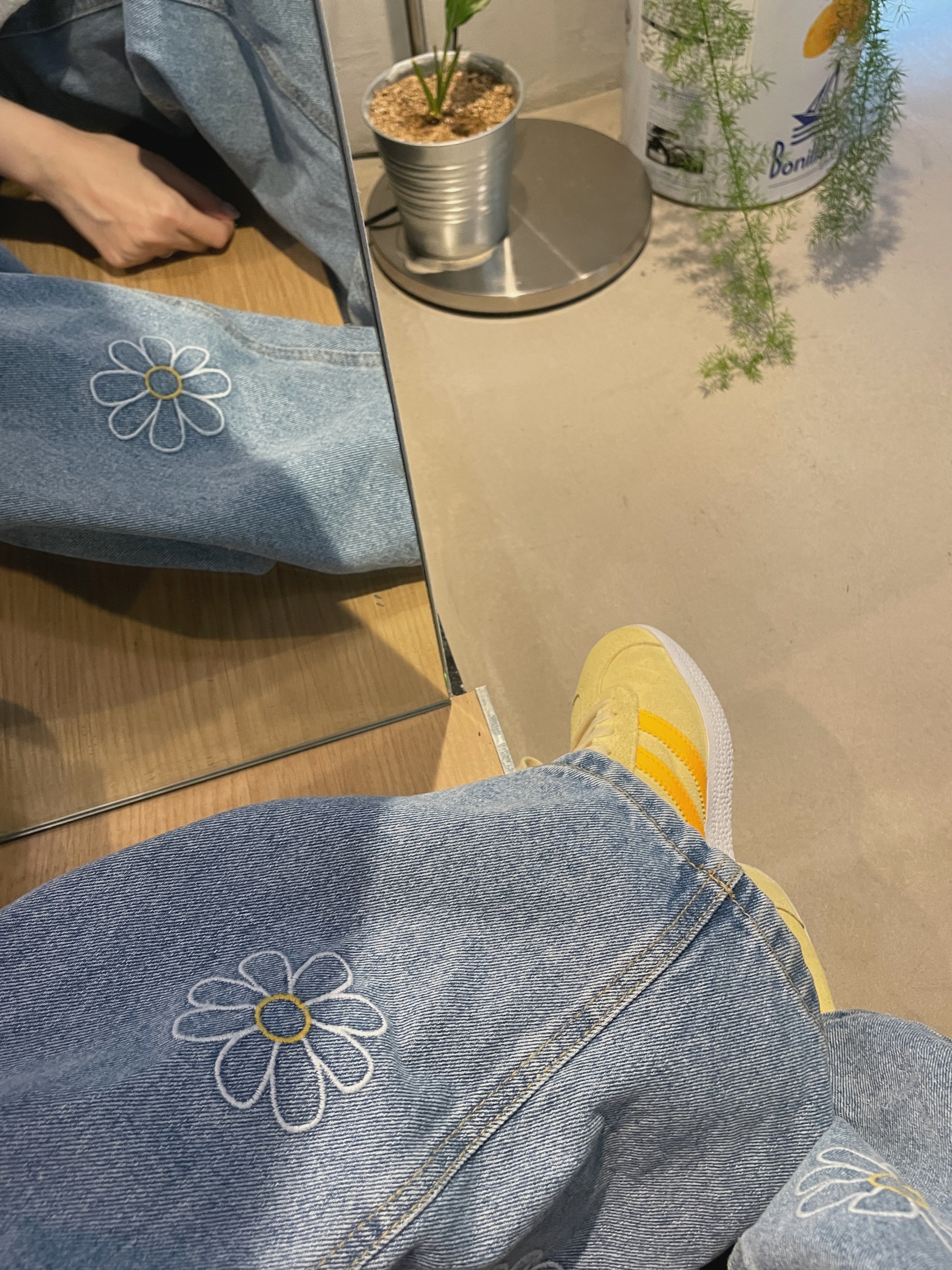 Diesel 1DR Mini Bag in Mirrored Leather Silver, (W) Adidas Gazelle Almost Yellow Solar Gold 착용 스타일 - 4