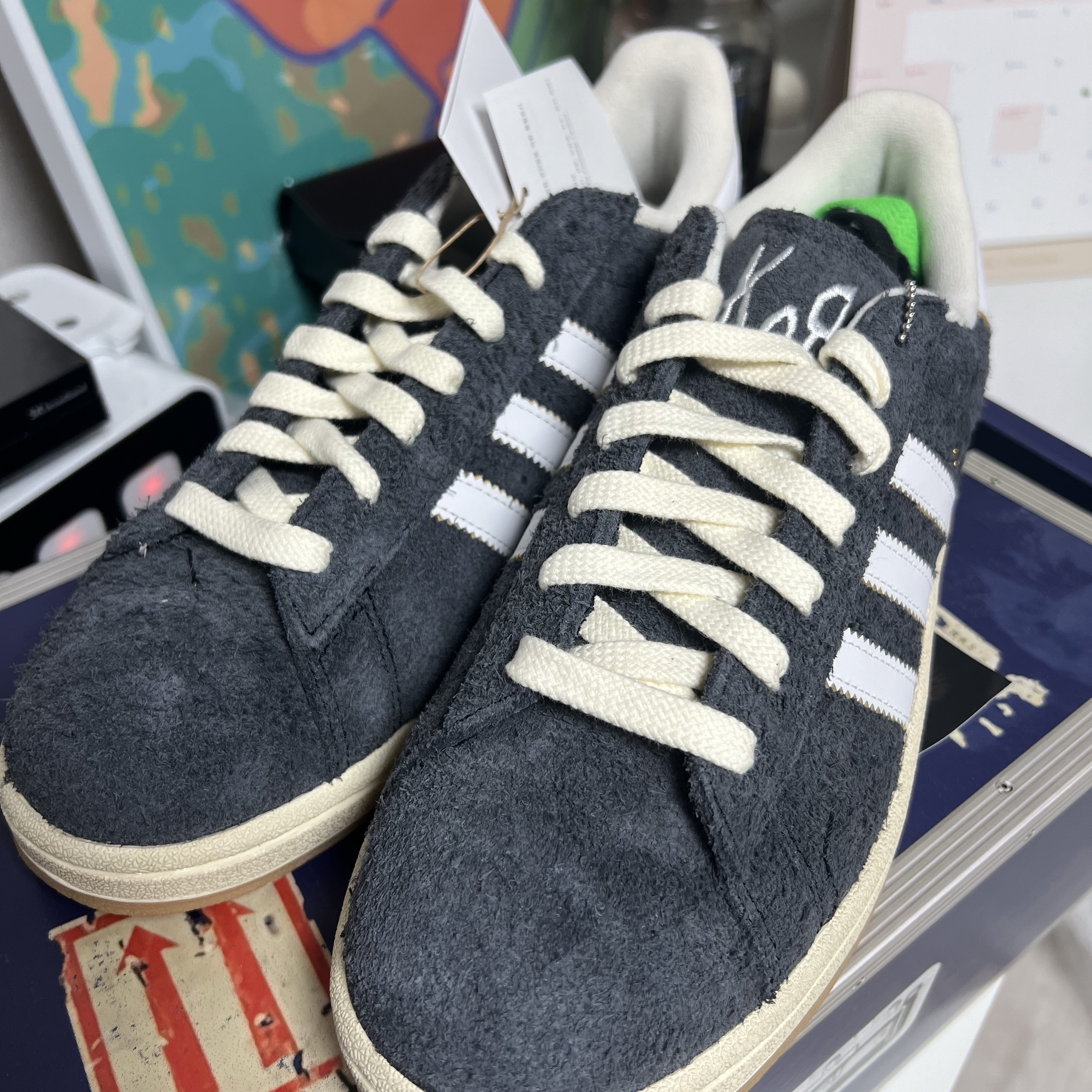Adidas x KoRn Campus 2.0 Carbon Cloud White 착용 스타일 - 1