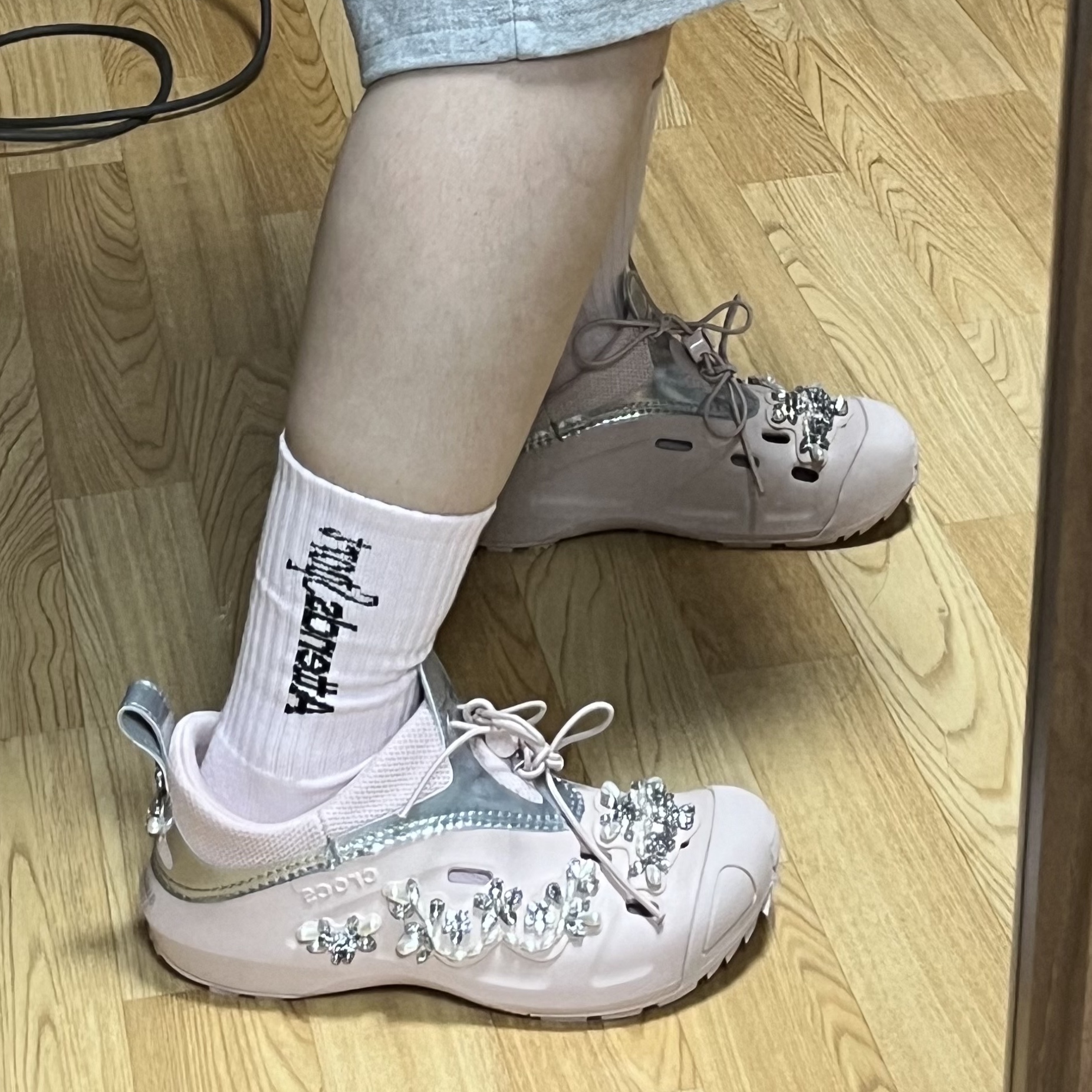 (W) Crocs x Simone Rocha Quick Trail Low Quartz 착용 스타일 - 1