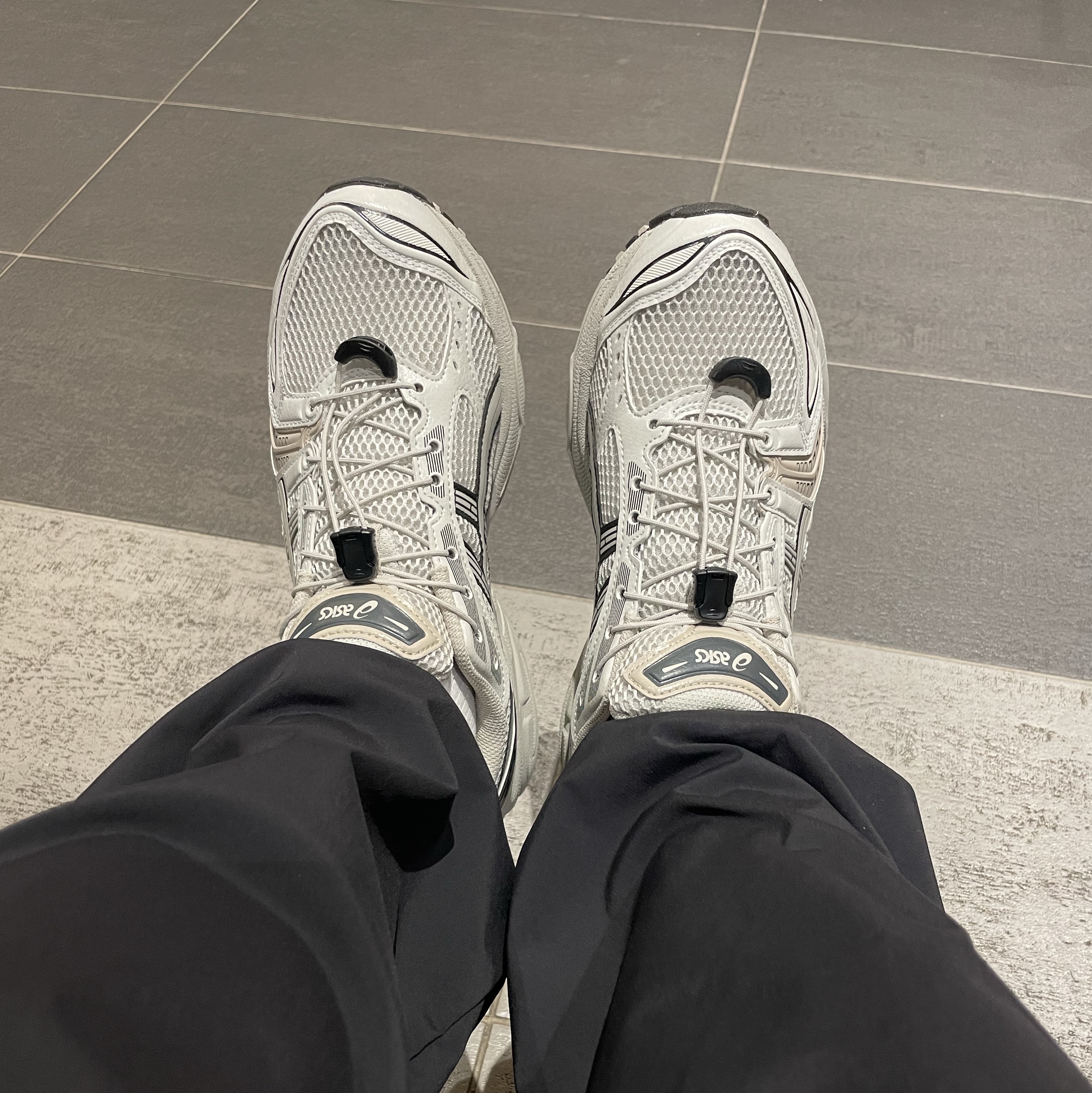 Asics Unlimited Gel-Kayano 14 Smoke Grey 착용 스타일 - 3
