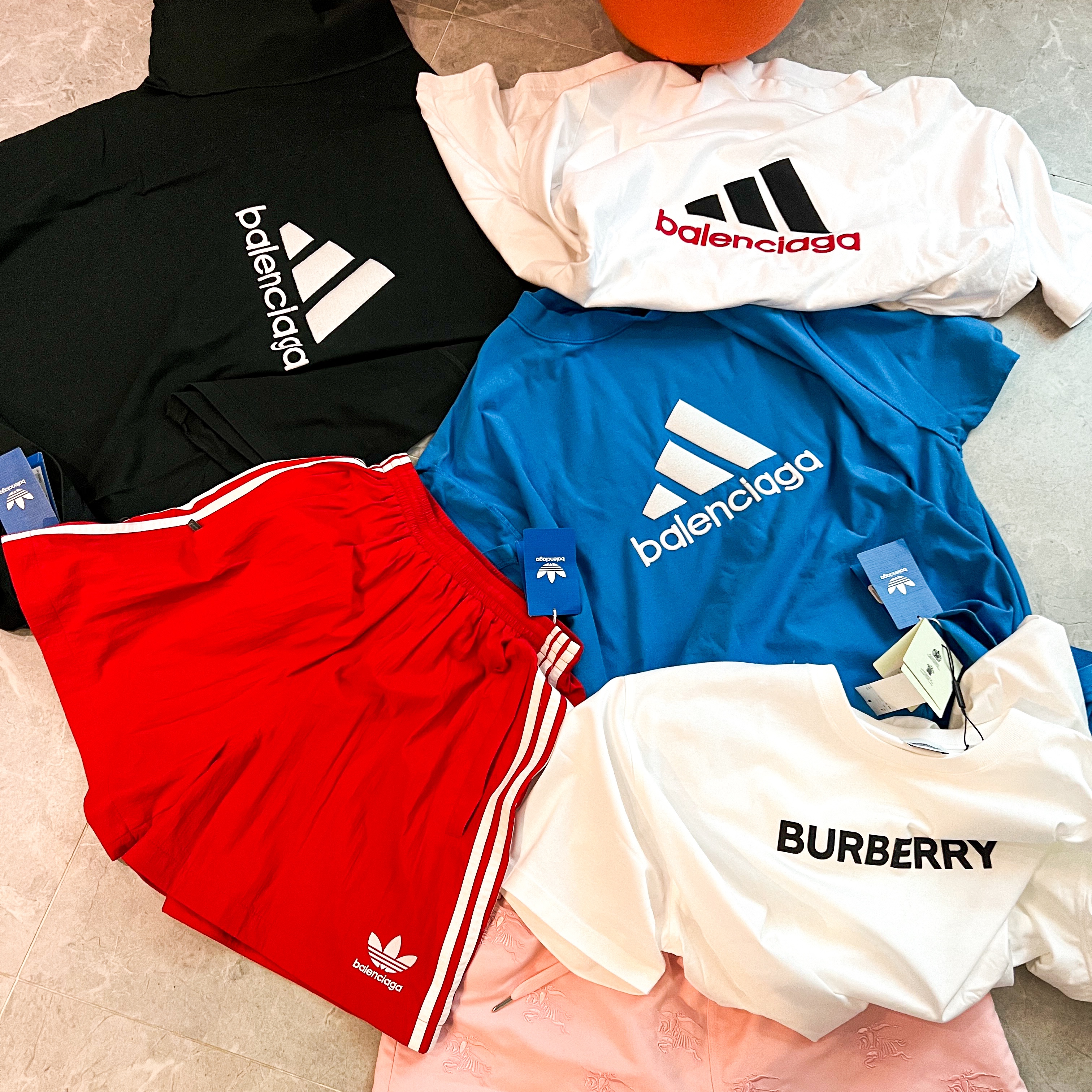 Balenciaga x Adidas Oversized T-Shirt Blue, Balenciaga x Adidas Oversized T-Shirt White 착용 스타일 - 1