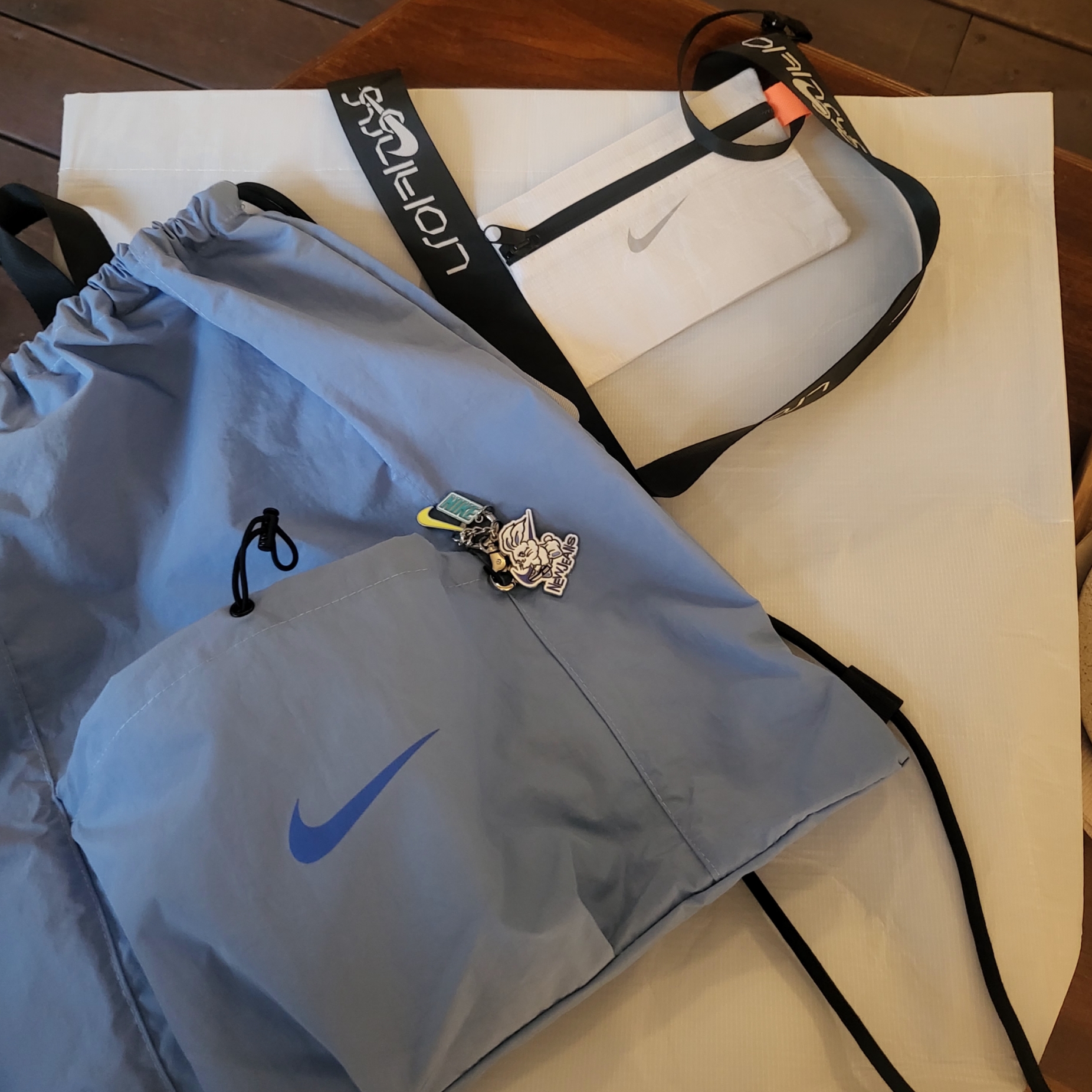 Nike x Newjeans Nike Gangnam Opening Anniversary Keyring Multicolor, Nike Nike Gangnam Opening Anniversary Gymsack 착용 스타일 - 1