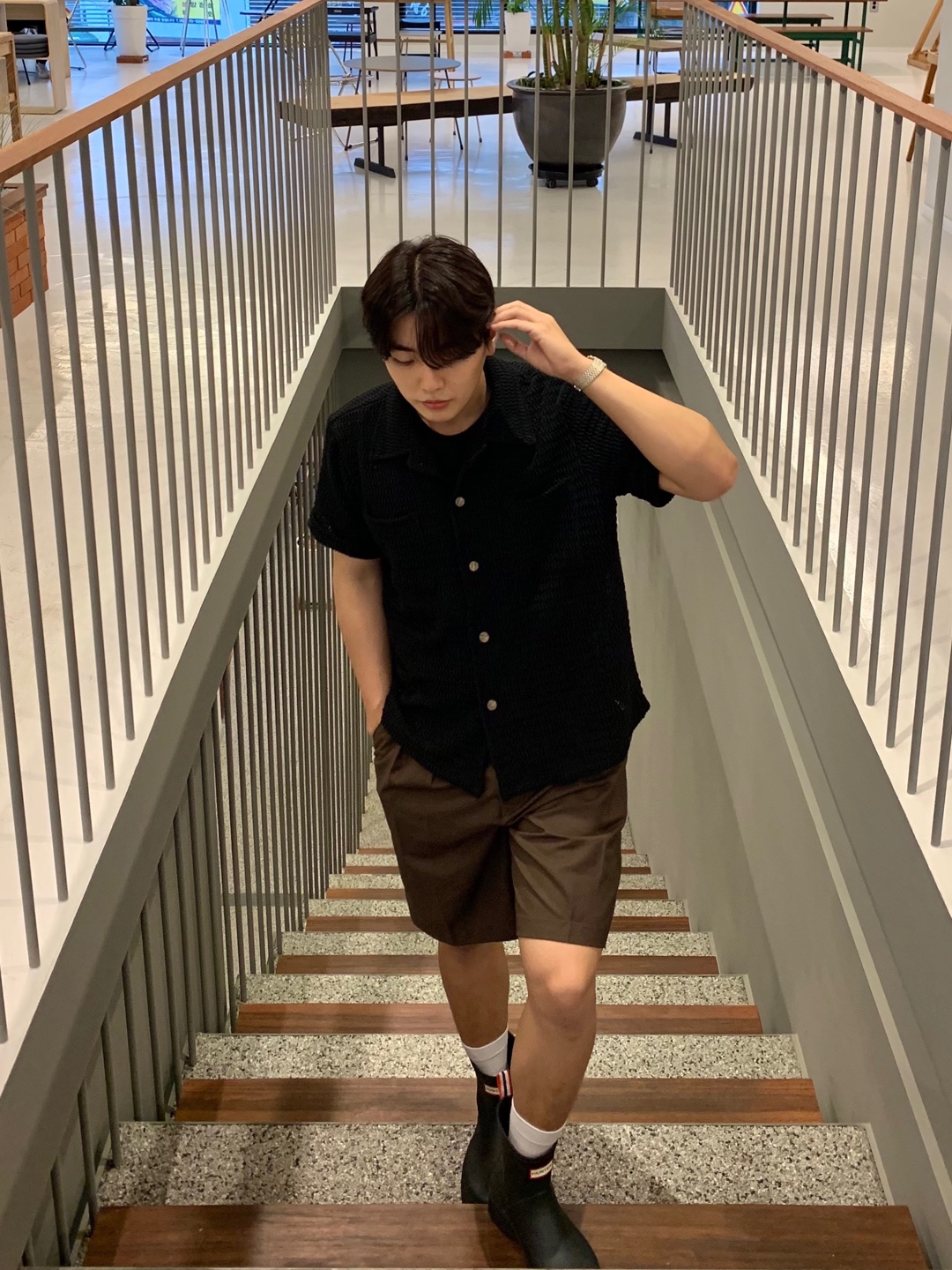 (W) Hunter Play Tall Wellington Rain Boots Black, Stussy World Tour T-Shirt Black 2023 착용 스타일 - 4