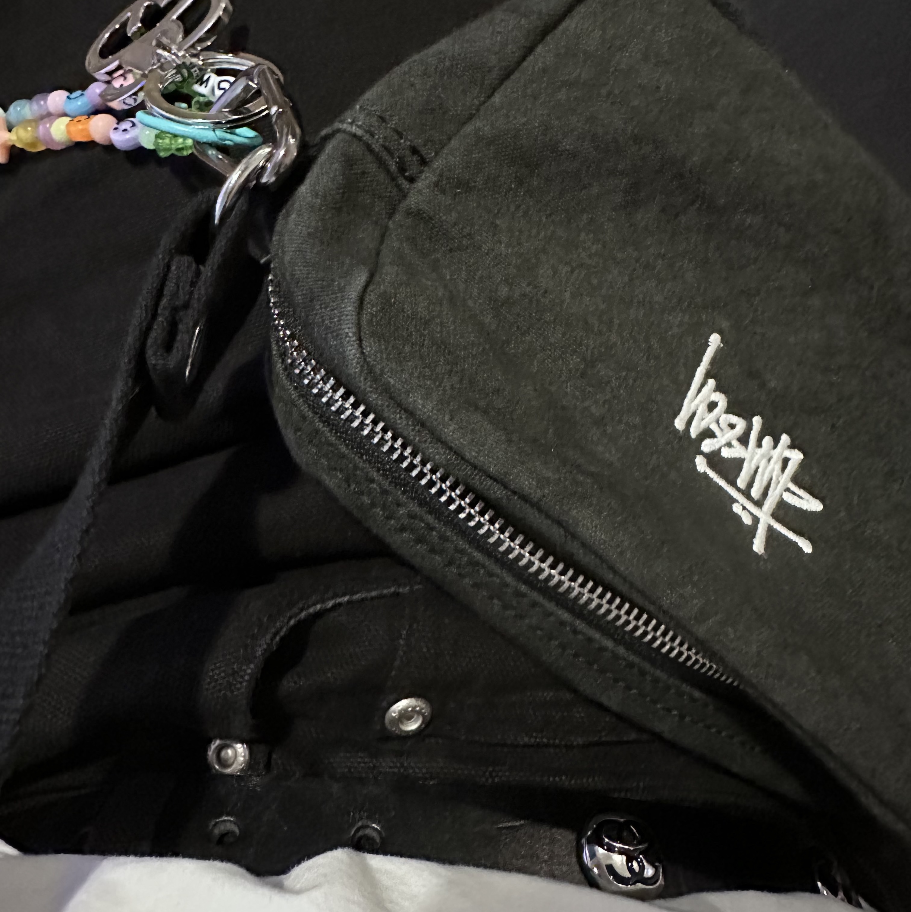Stussy SS Link Deep Bucket Hat Black, Stussy World Tour Shirt White 착용 스타일 - 2