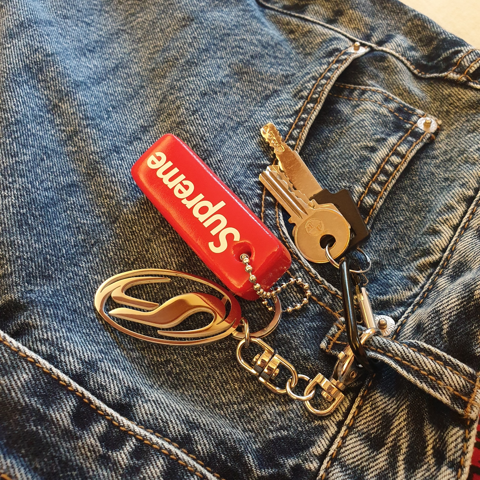 Supreme Floating Keychain Red - 23FW 착용 스타일