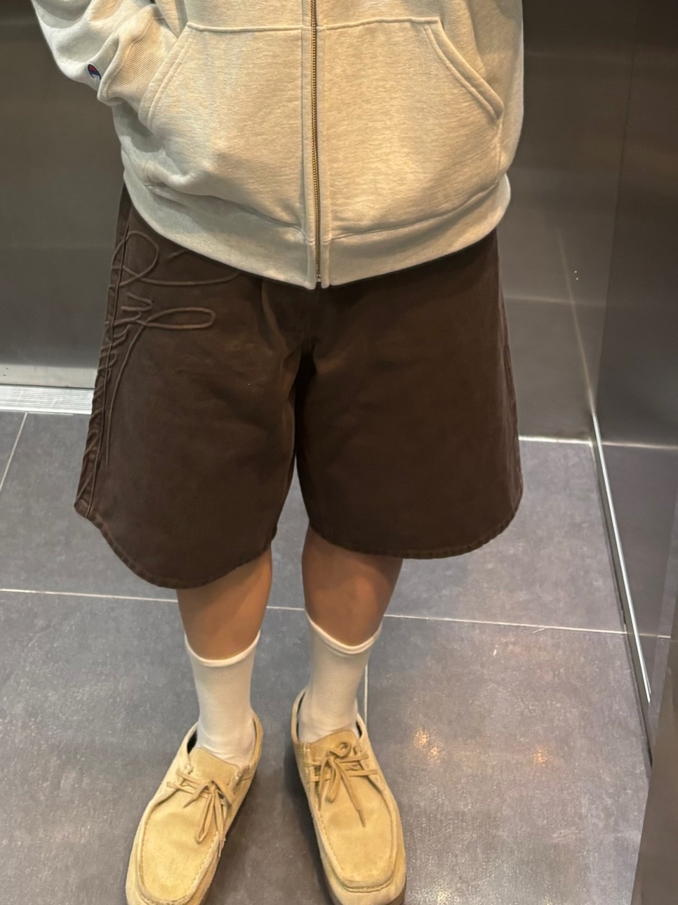 Supreme Script Baggy Denim Short Brown - 24SS 착용 스타일 - 2