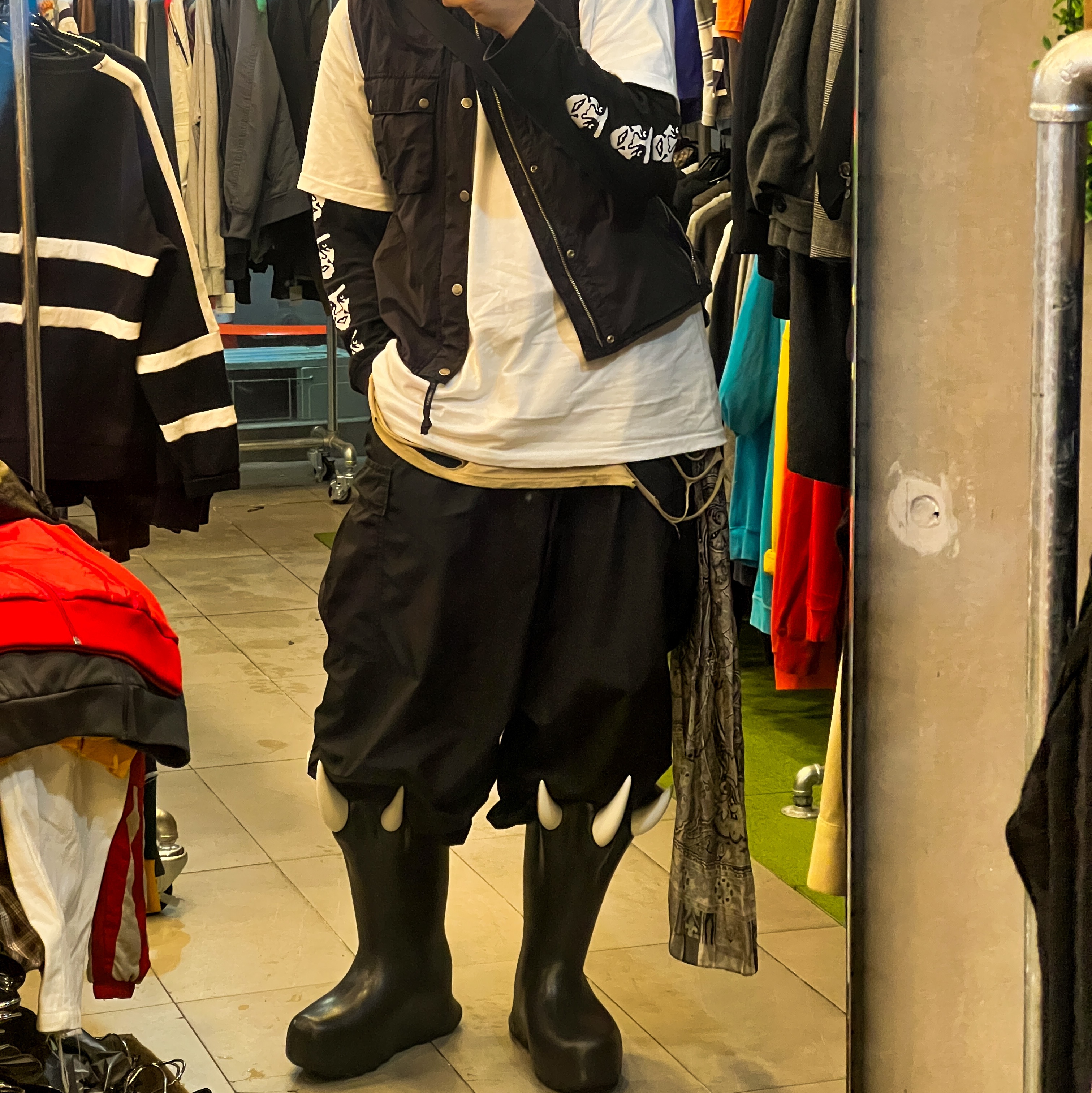 Fila x Thug Club Dragon Boots Black, Vans x Mark SBTG Skelleton Short Sleeve Shirt Brown 착용 스타일 - 3