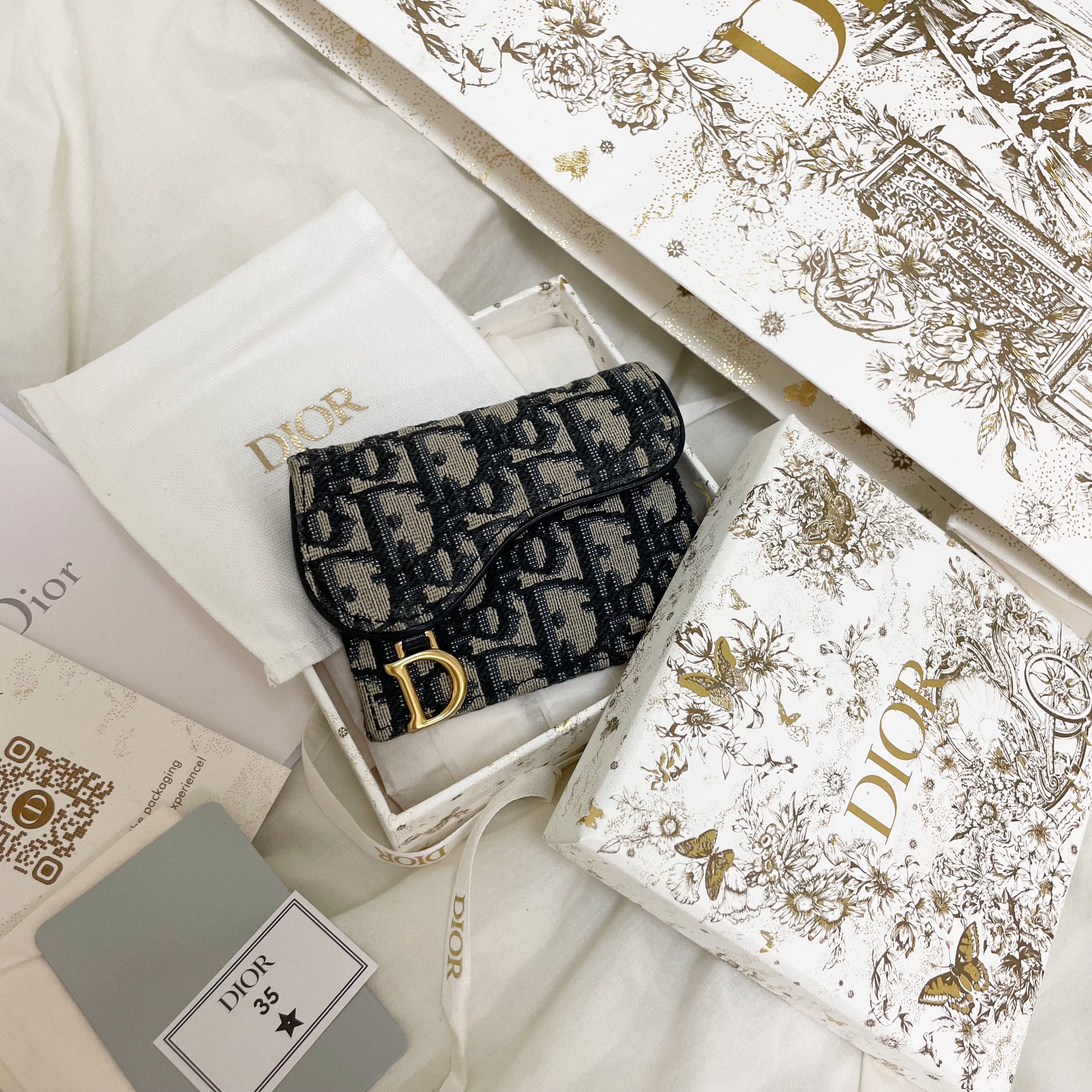 Dior Saddle Flap Card Holder Blue Dior Oblique Jacquard 착용 스타일