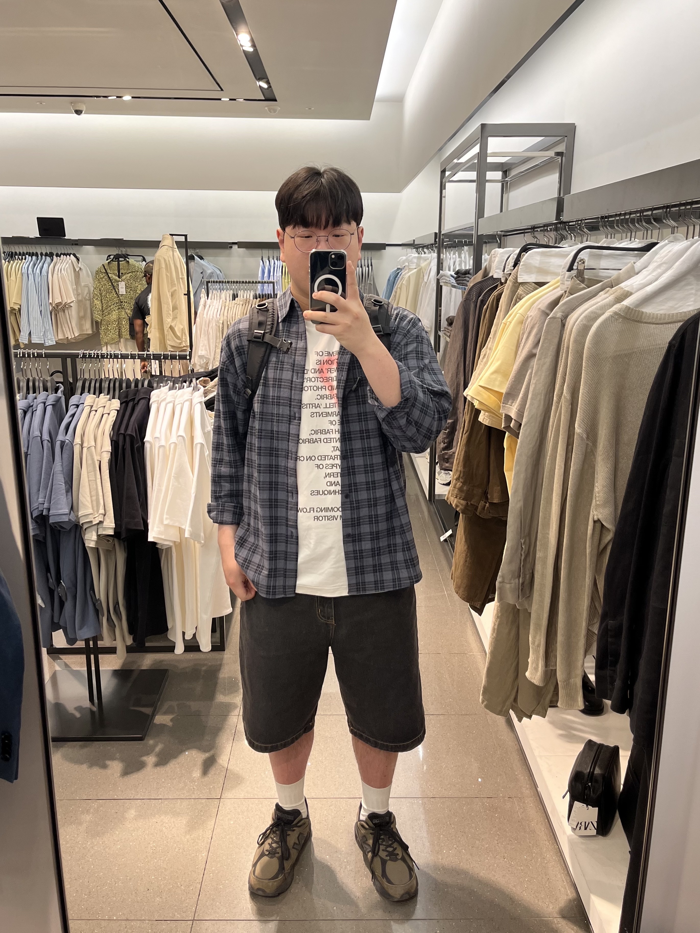New Balance x JJJJound 990v3 Brown Black, The Museum Visitor Heart Sprayed T-Shirts White 착용 스타일