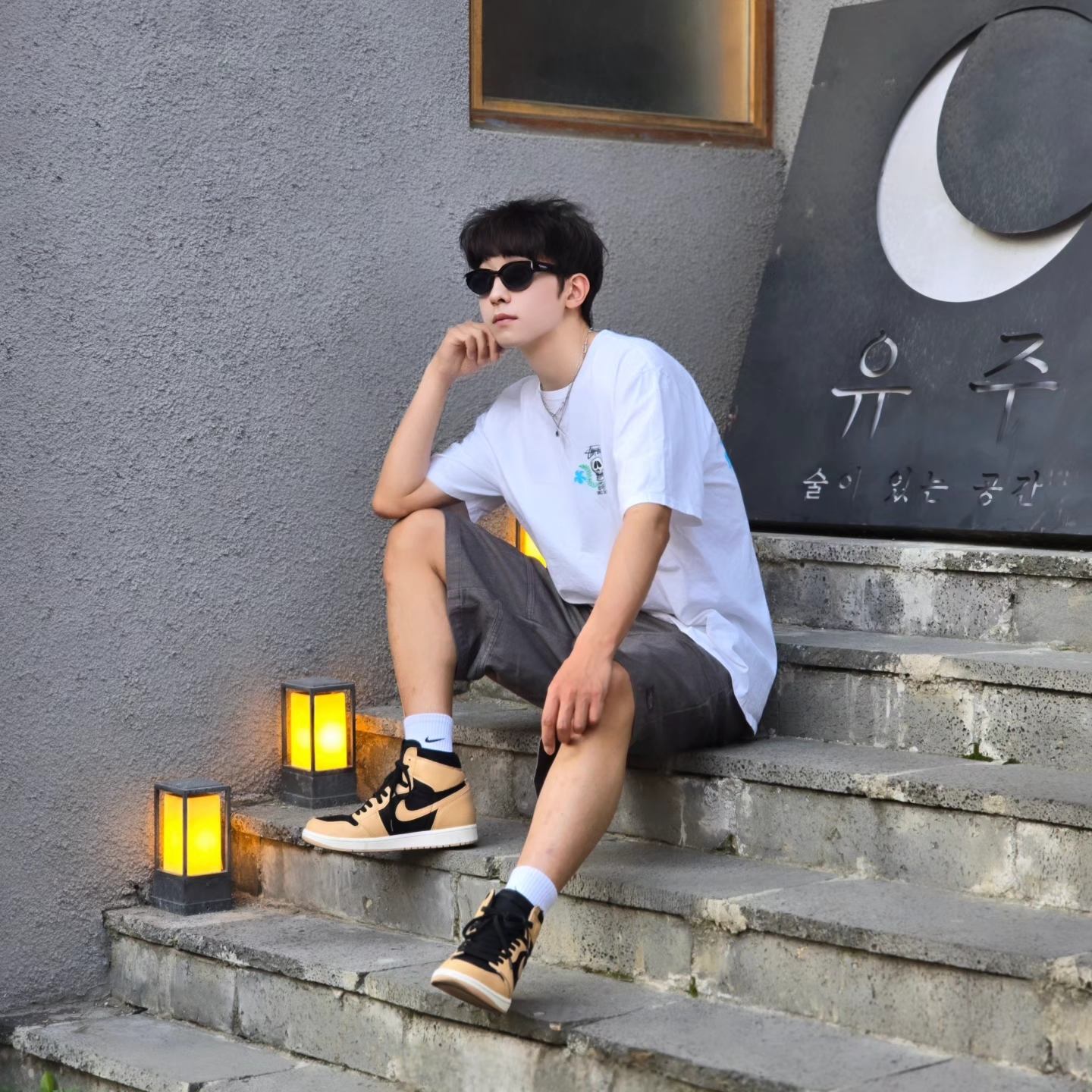 Stussy Skull Crest T-Shirt White, Jordan 1 Retro High OG Vachetta Tan 착용 스타일 - 1
