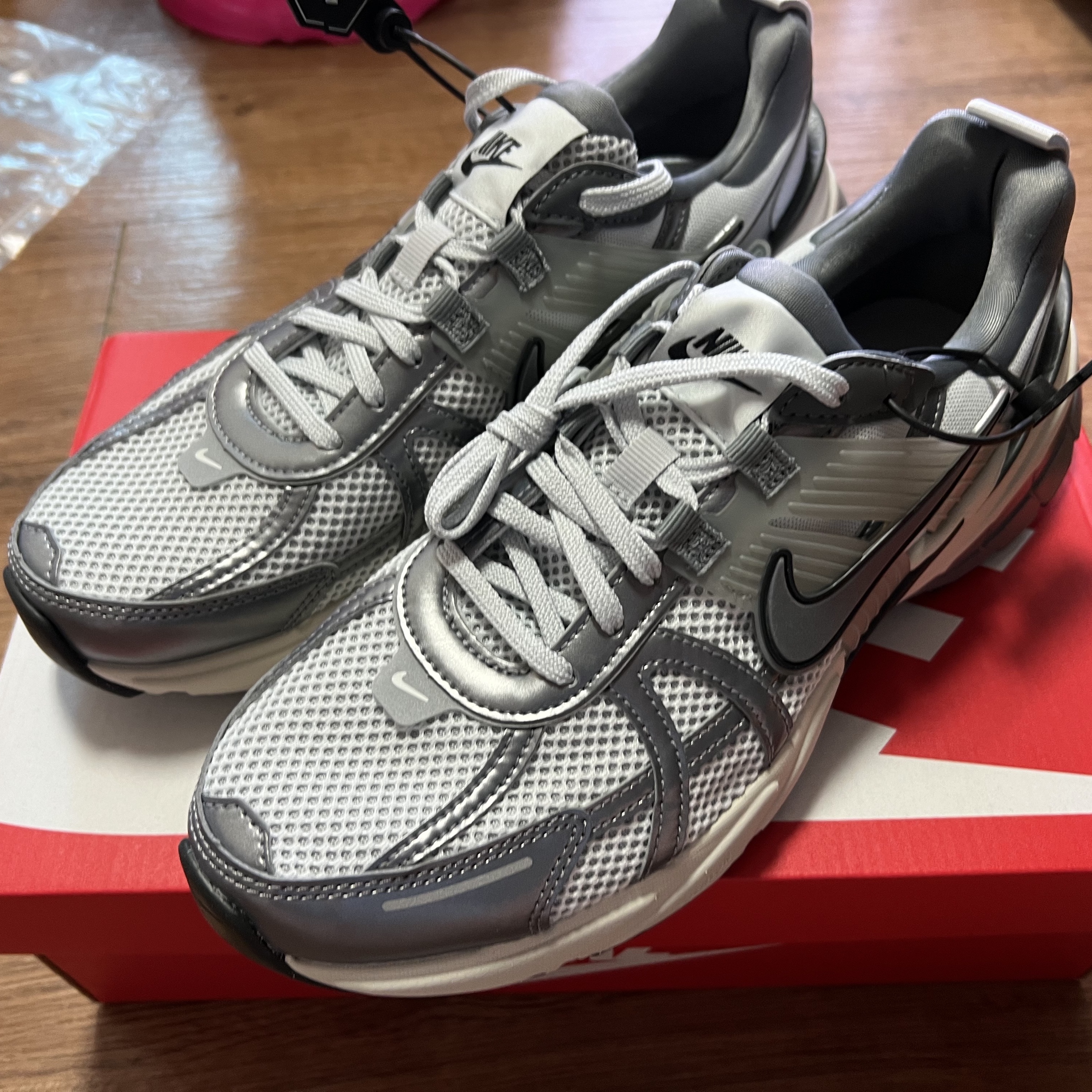 Nike V2K Run Pure Platinum Wolf Grey 착용 스타일 - 1