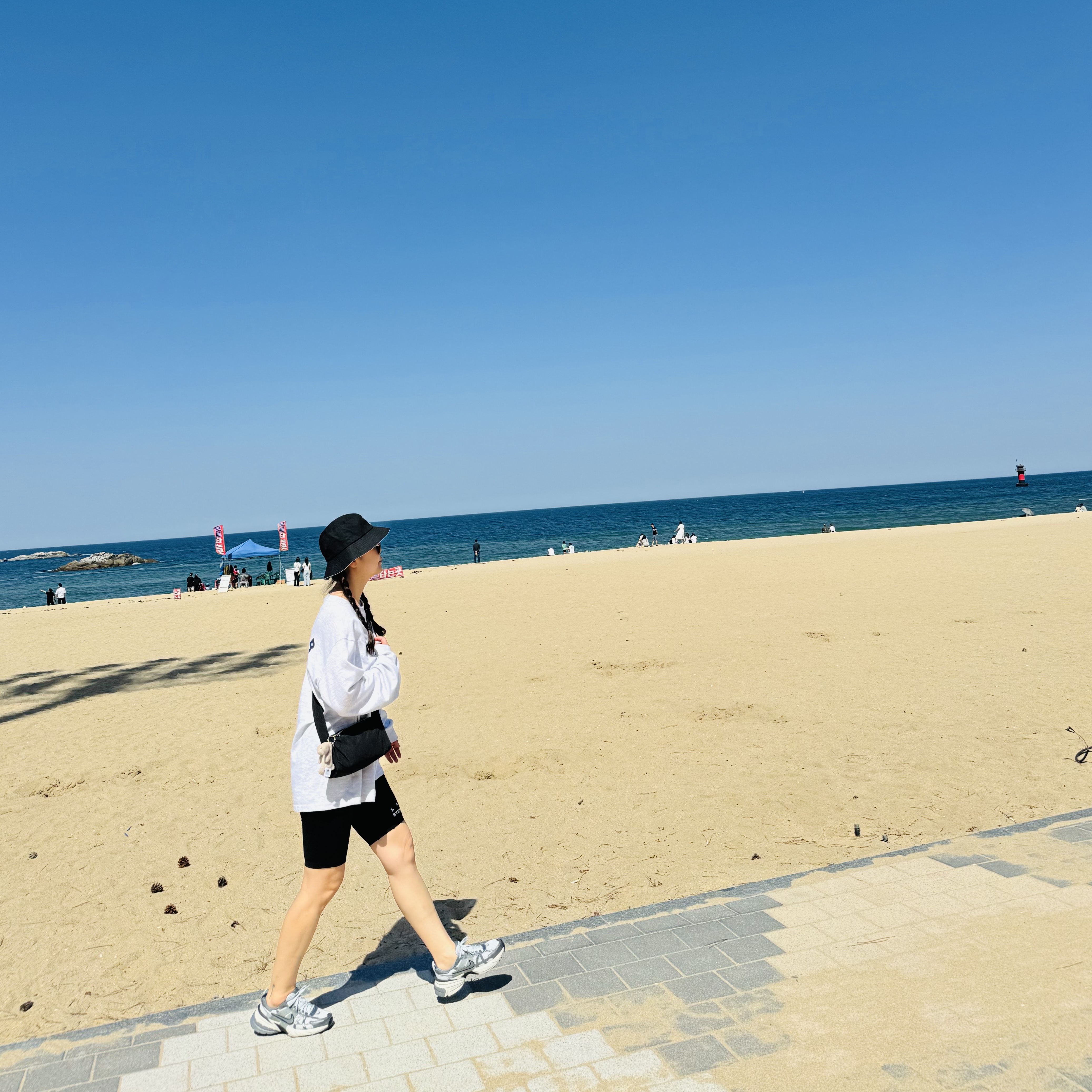 COS Diamond Quilted Mini Crossbody Bag Black, Nike V2K Run Pure Platinum Wolf Grey 착용 스타일 - 3