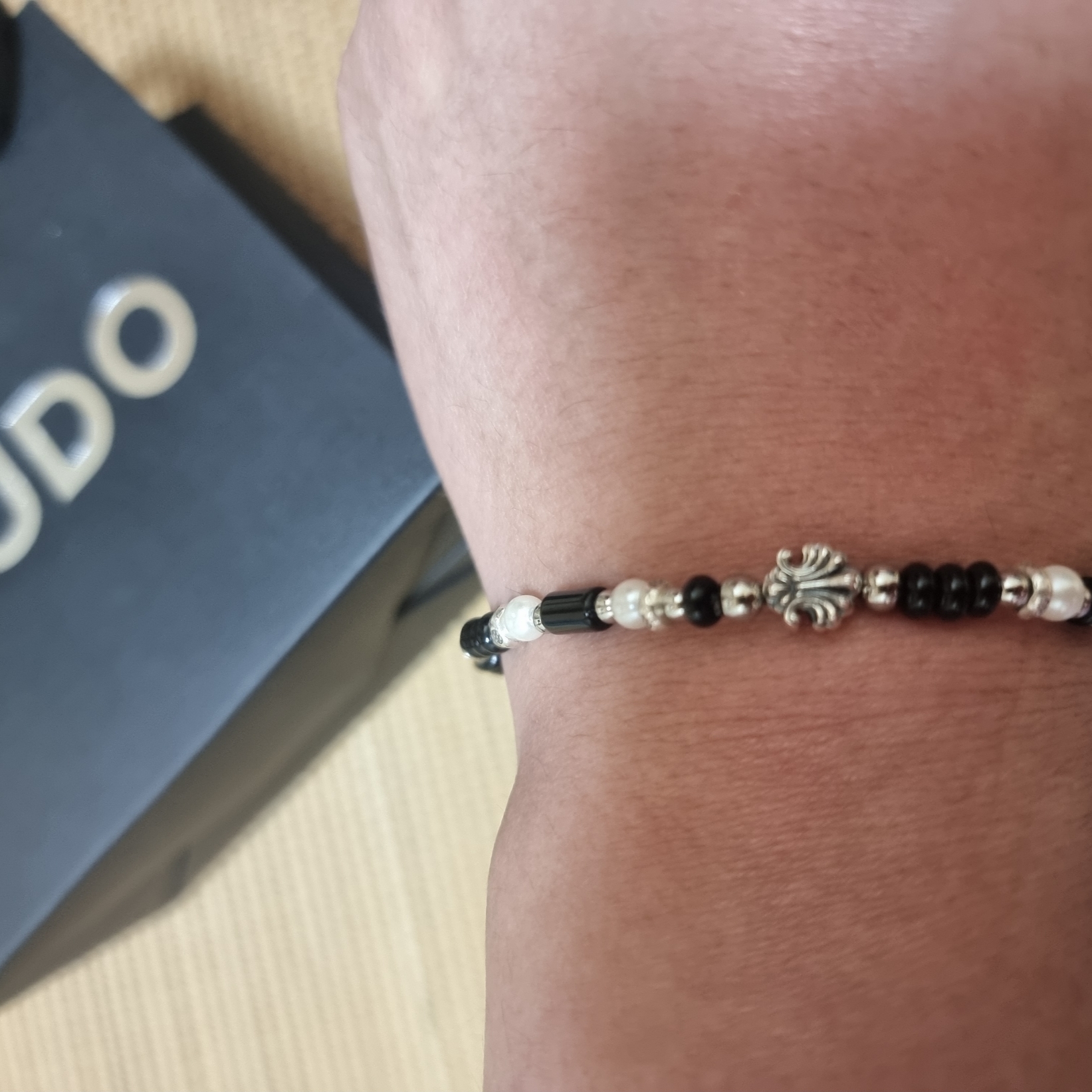 [KREAM 단독] Scudo Shell Black Pearl Beads Bracelet 착용 스타일 - 2