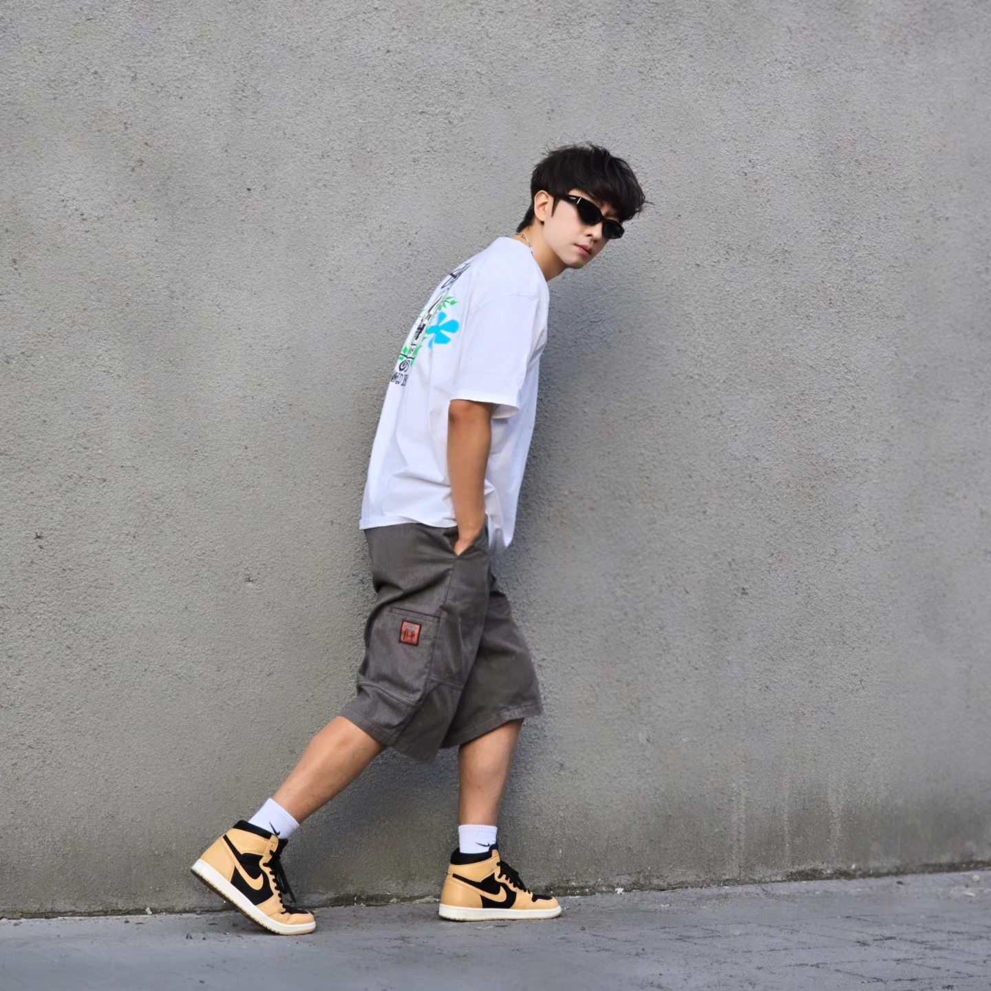 Stussy Skull Crest T-Shirt White, Jordan 1 Retro High OG Vachetta Tan 착용 스타일 - 4