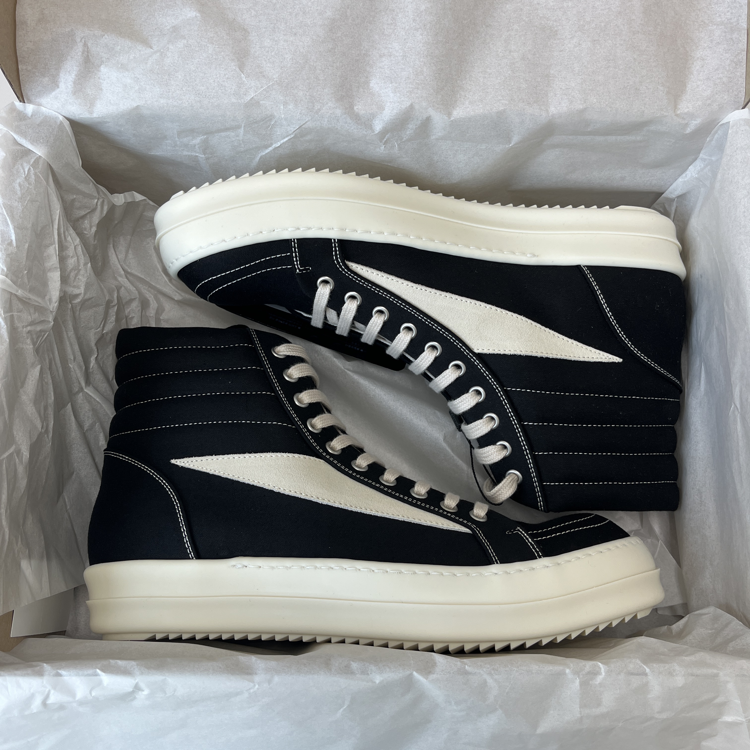 Rick Owens Lido Dark Shadow Vintage High Sneakers Black Milk 착용 스타일 - 3