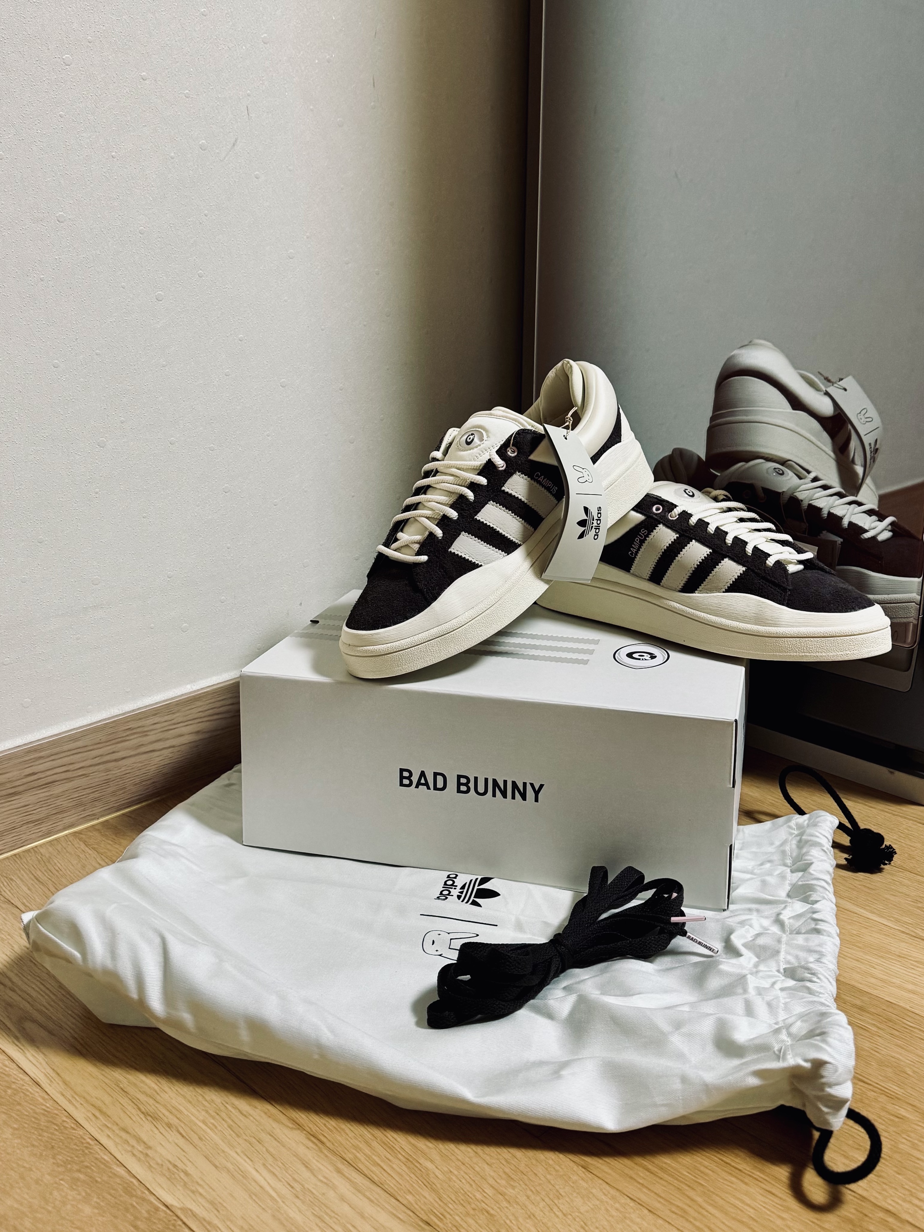 Adidas x Bad Bunny Campus Dark Brown Chalk White 착용 스타일