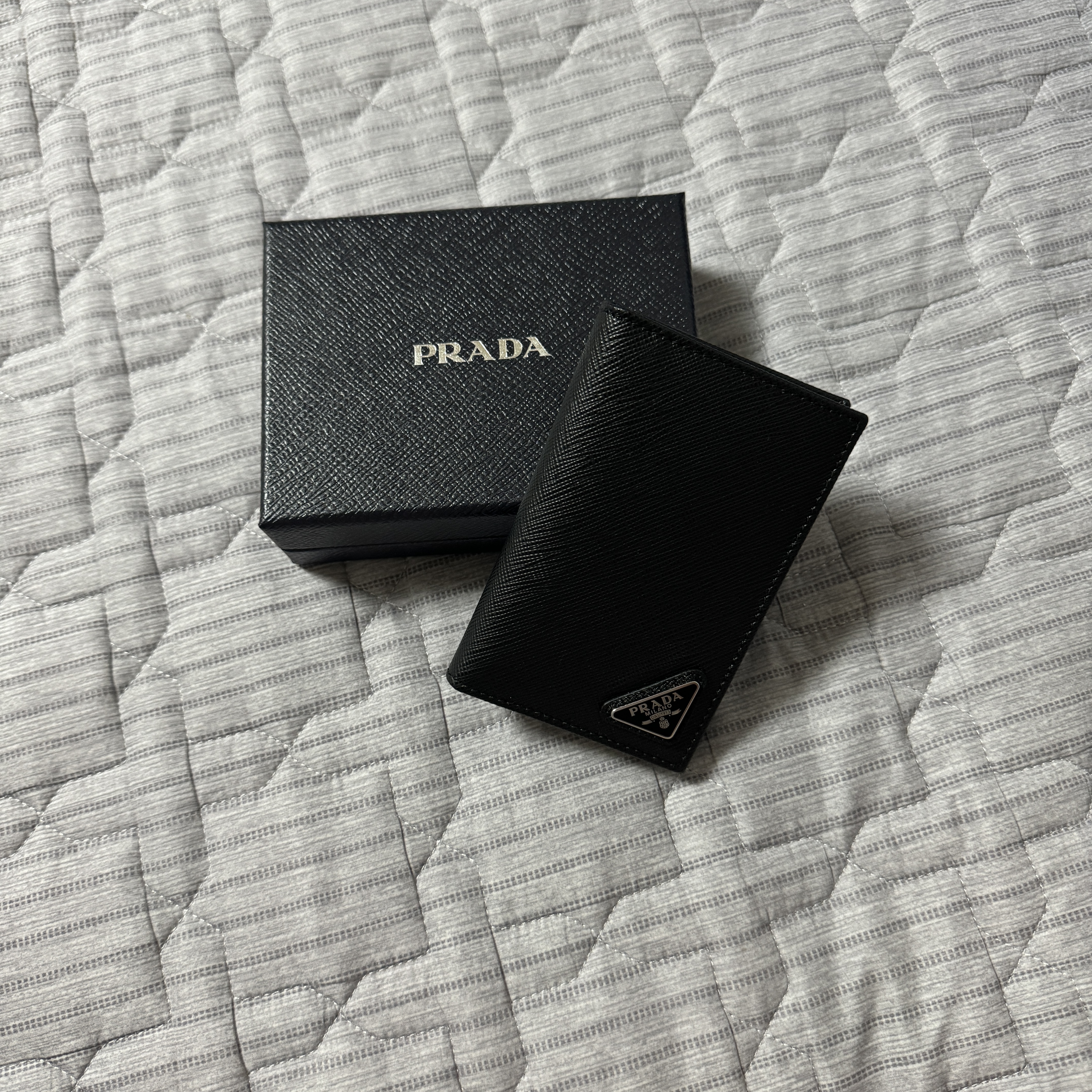 Prada Saffiano Leather Card Holder Black 착용 스타일