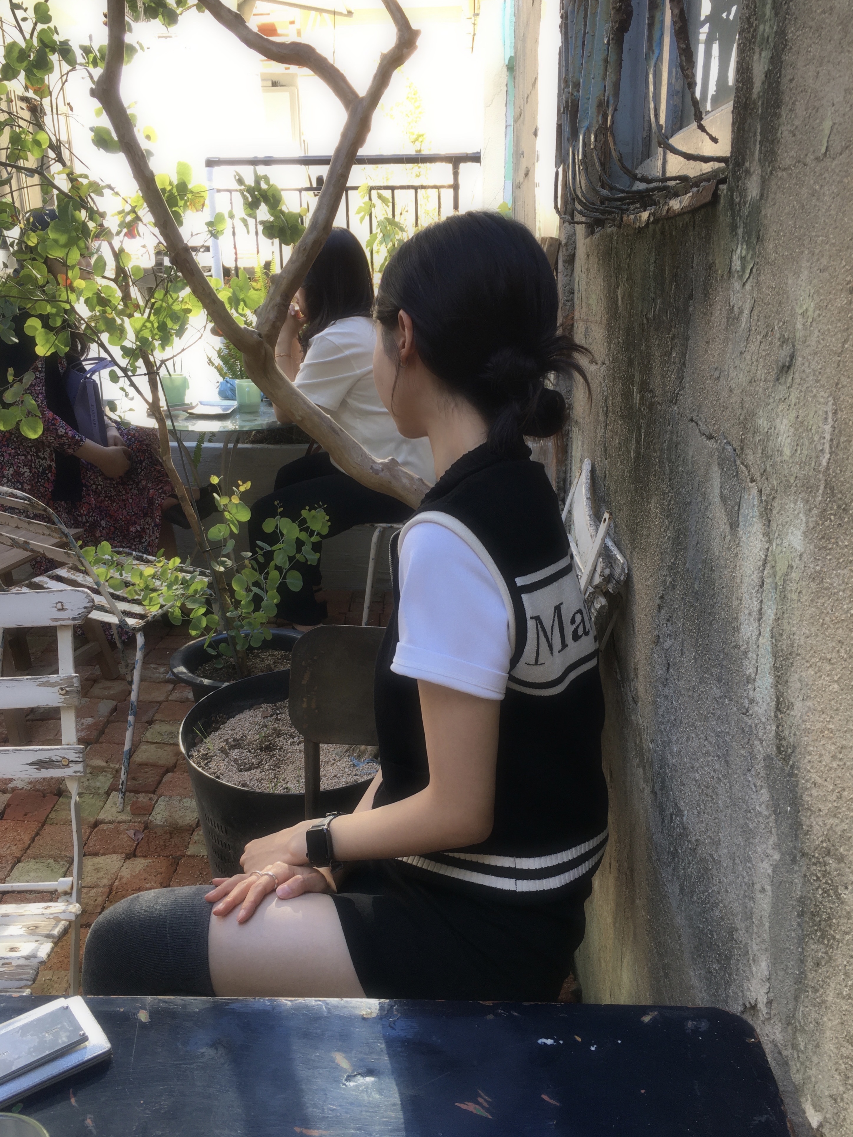 (W) Matin Kim Spell Point Stripe Knit Vest Black, Matin Kim Accordion Wallet Silver 착용 스타일 - 2