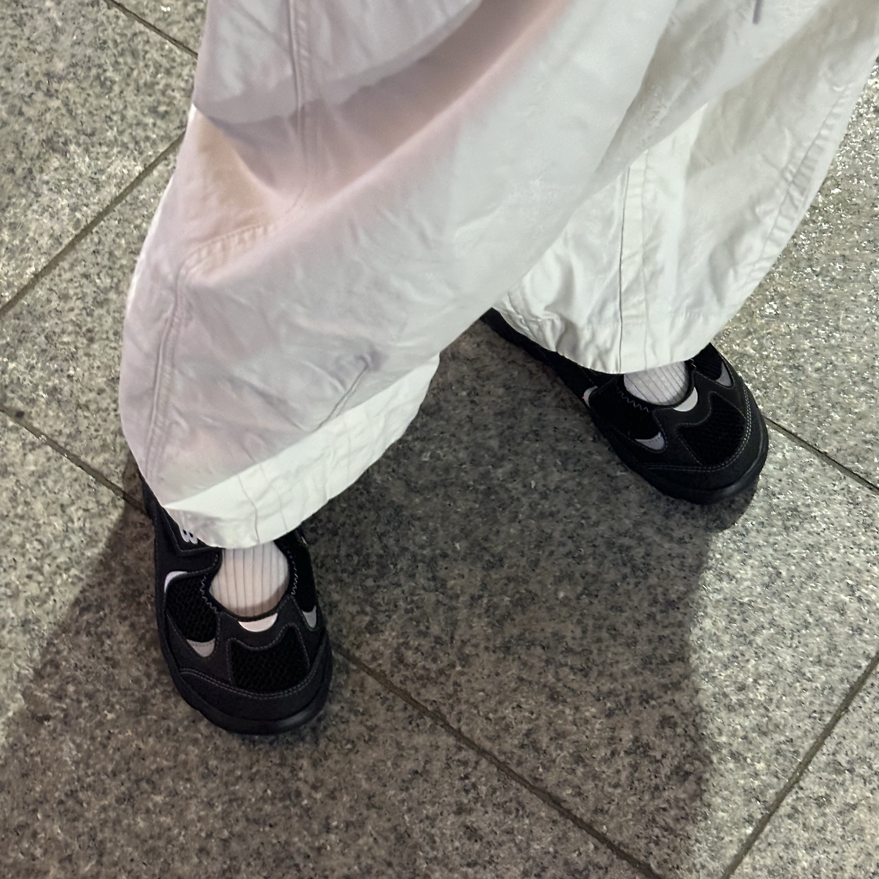 (Kids) New Balance Freedle 920 Sandal Black 착용 스타일
