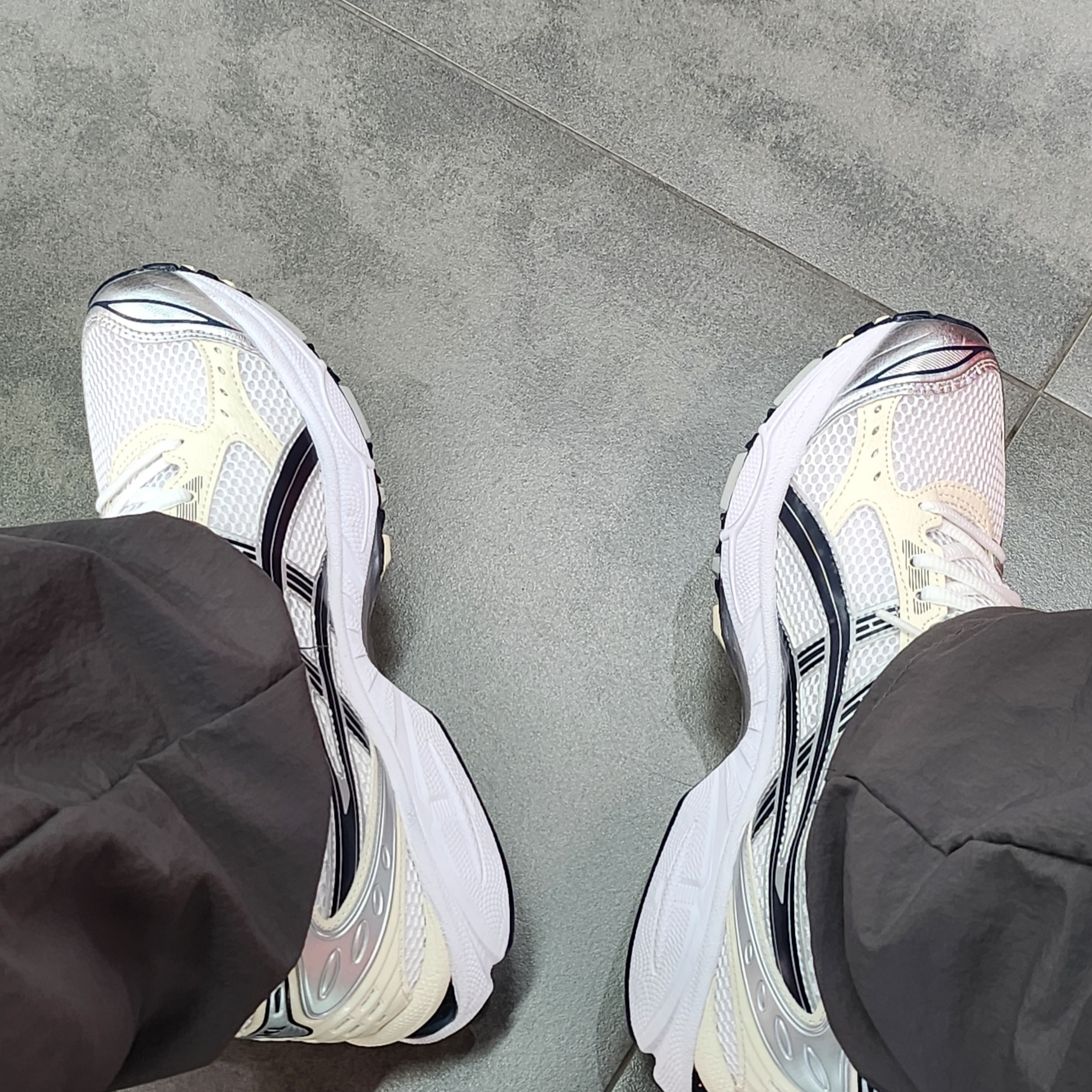 (W) Asics Gel-Kayano 14 White Midnight 착용 스타일