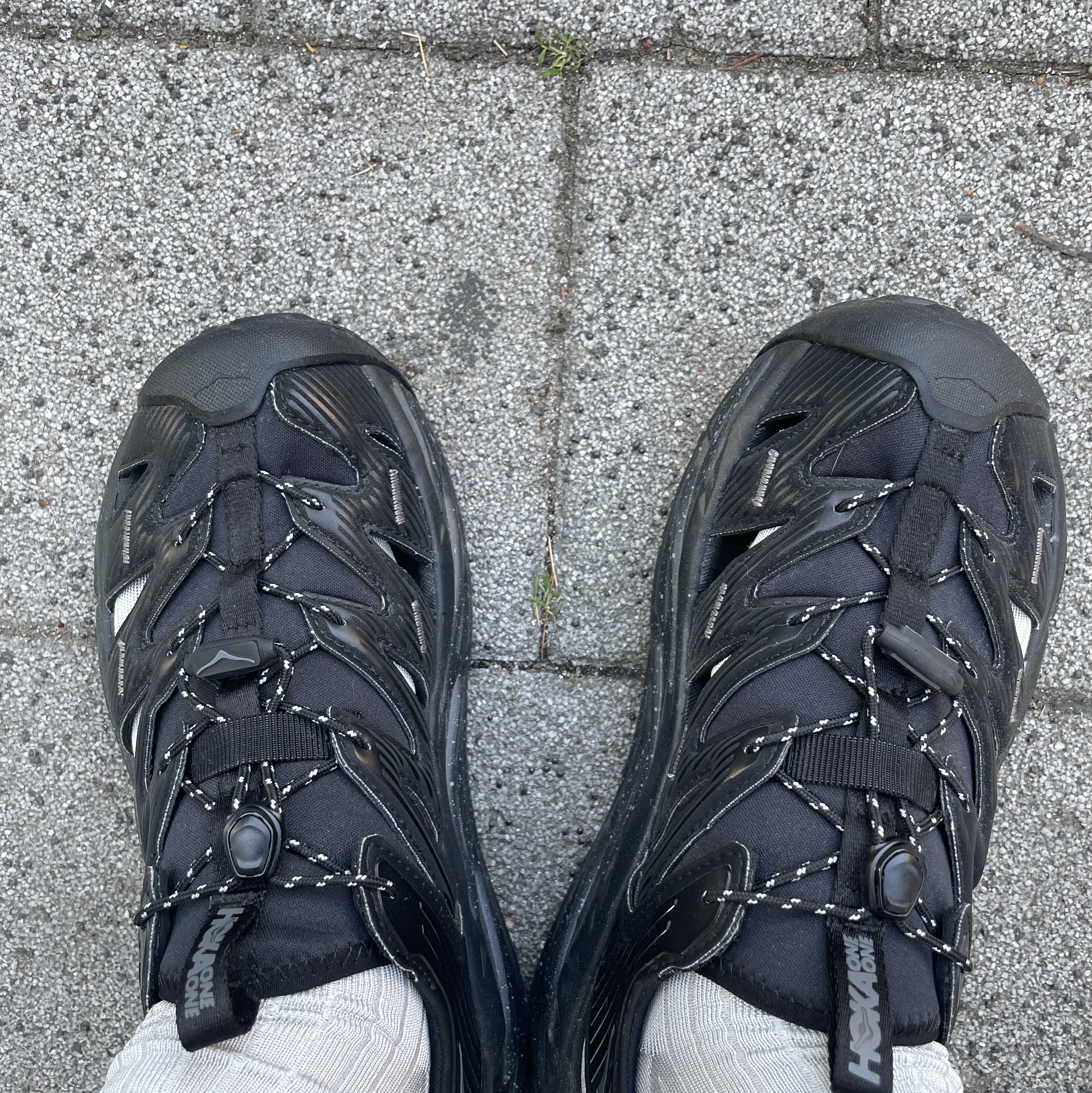 Hoka Hopara Black Castle Rock 착용 스타일 - 2
