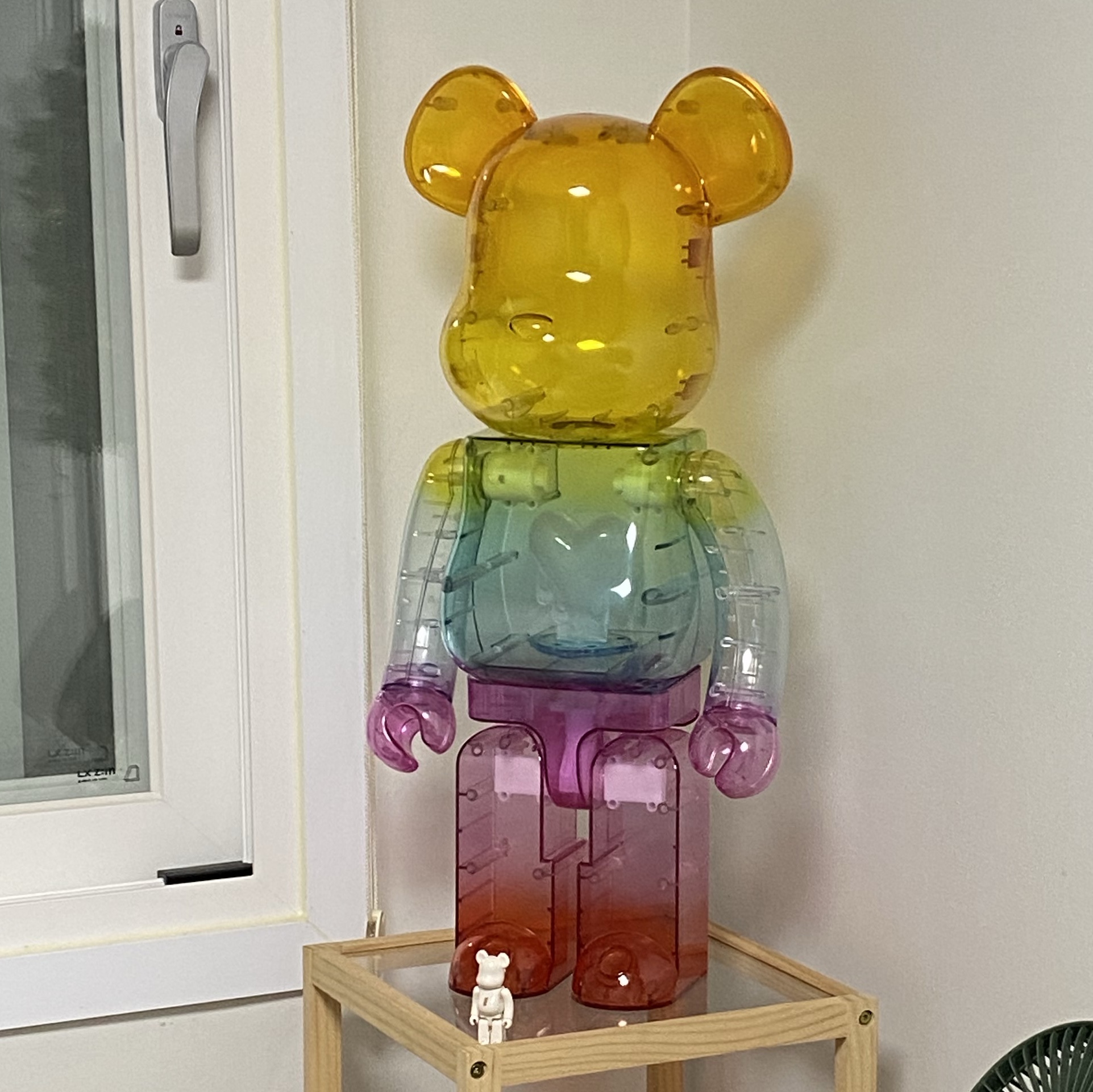 Bearbrick x Emotionally Unavailable Gradient Heart Multi 1000% 착용 스타일
