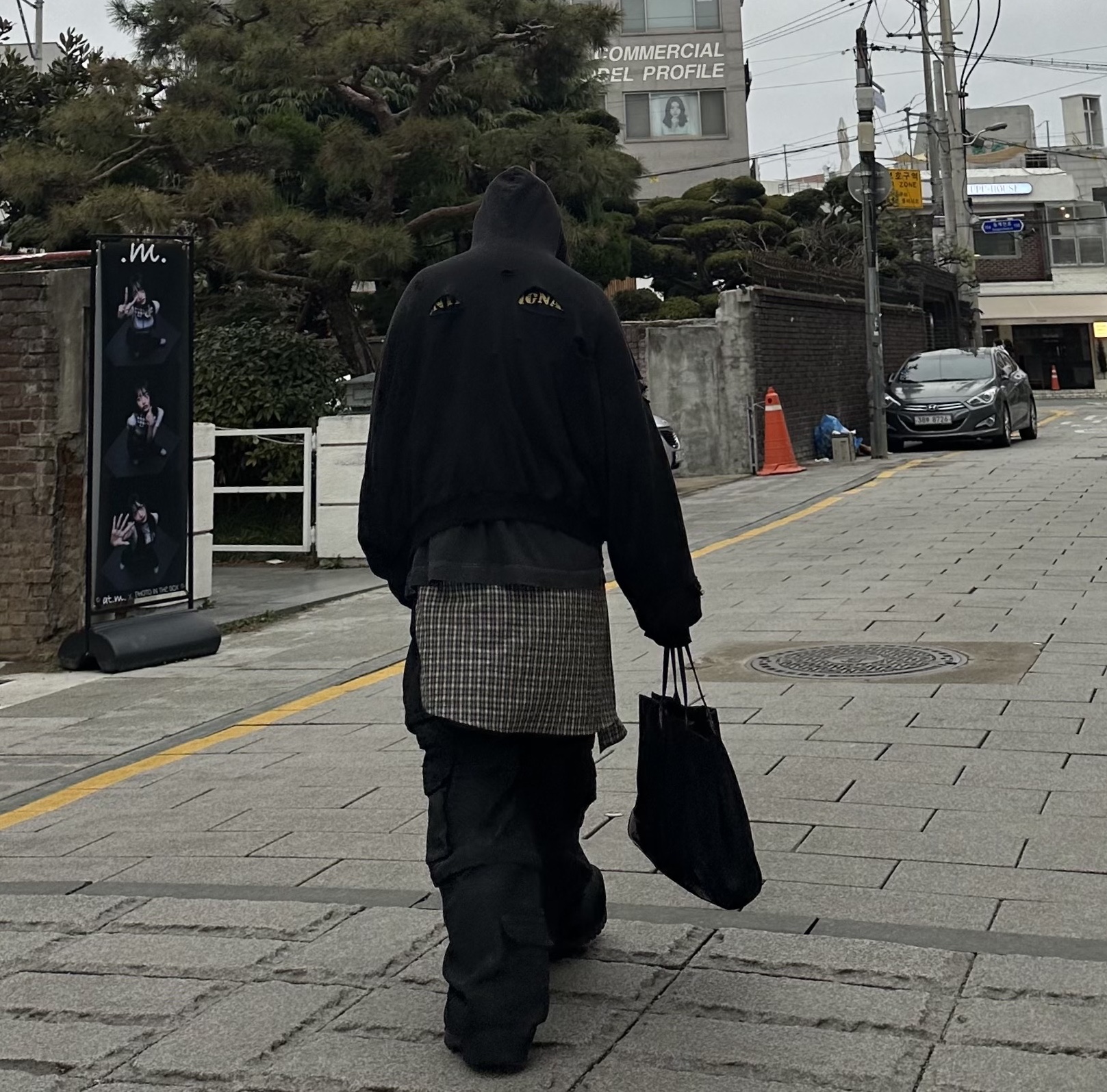 Project G/R Oversized Convertible Cargo Pants Coated Black, Project G/R Distressed Layer Zip Hoodie Faded Black 착용 스타일 - 2
