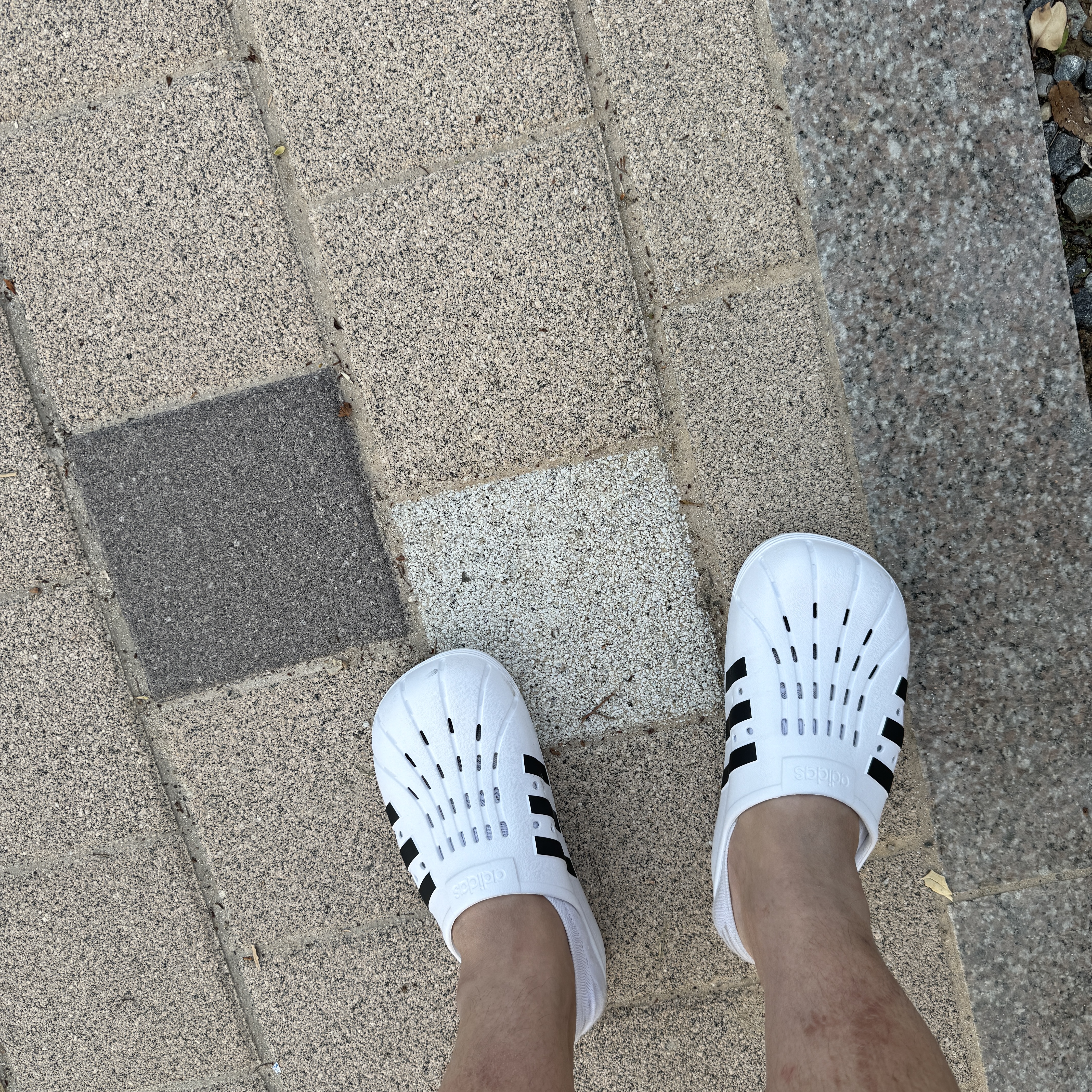 Adidas Adilette Clog White Black 착용 스타일