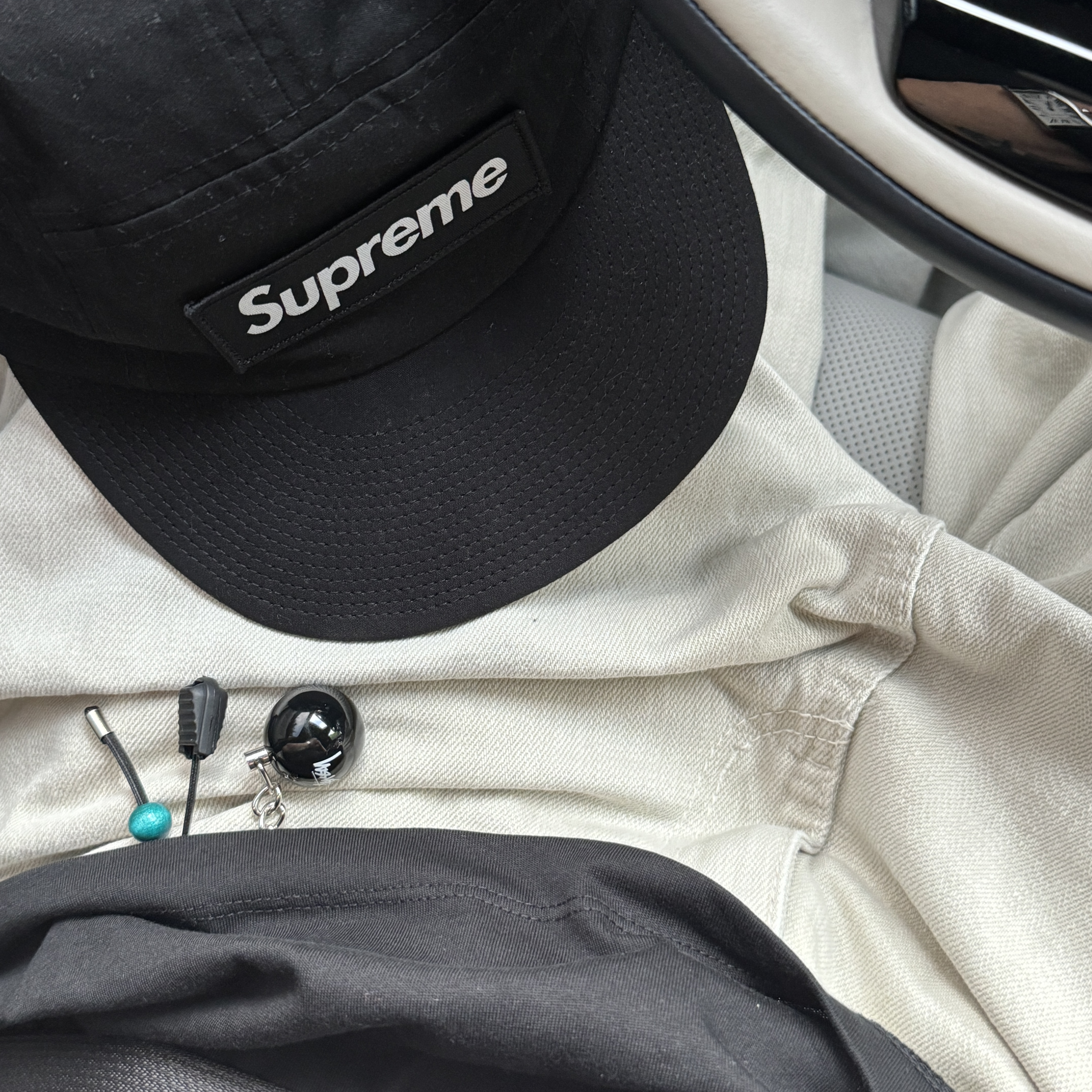 Supreme Waxed Cotton Camp Cap Black - 23FW, Stussy 8 Ball Keychain Black 착용 스타일