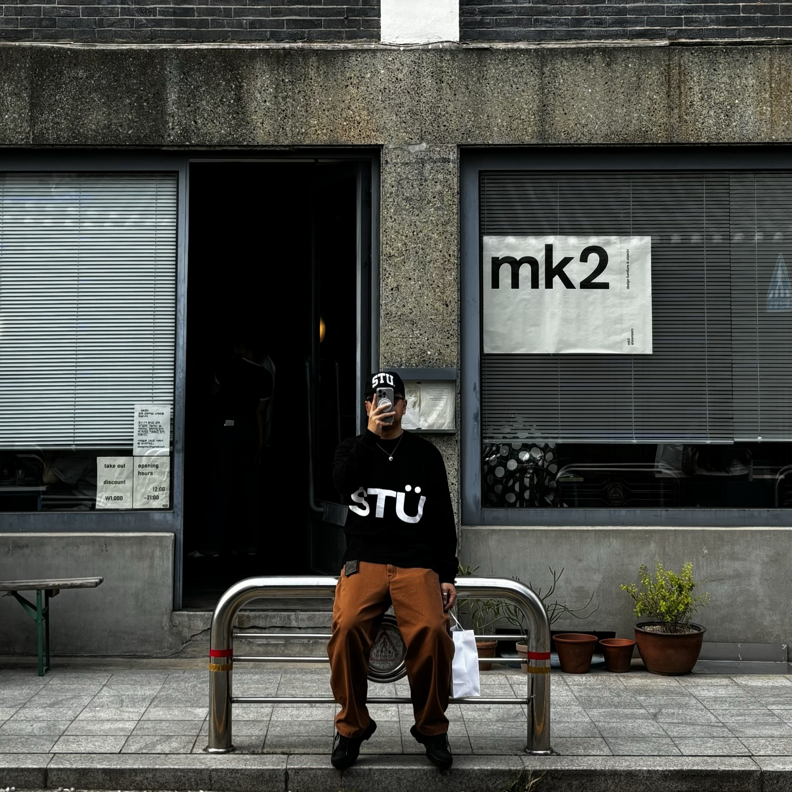 Stussy Stu Arch Strapback Cap Black, Stussy All Caps LS T-Shirt Black 착용 스타일