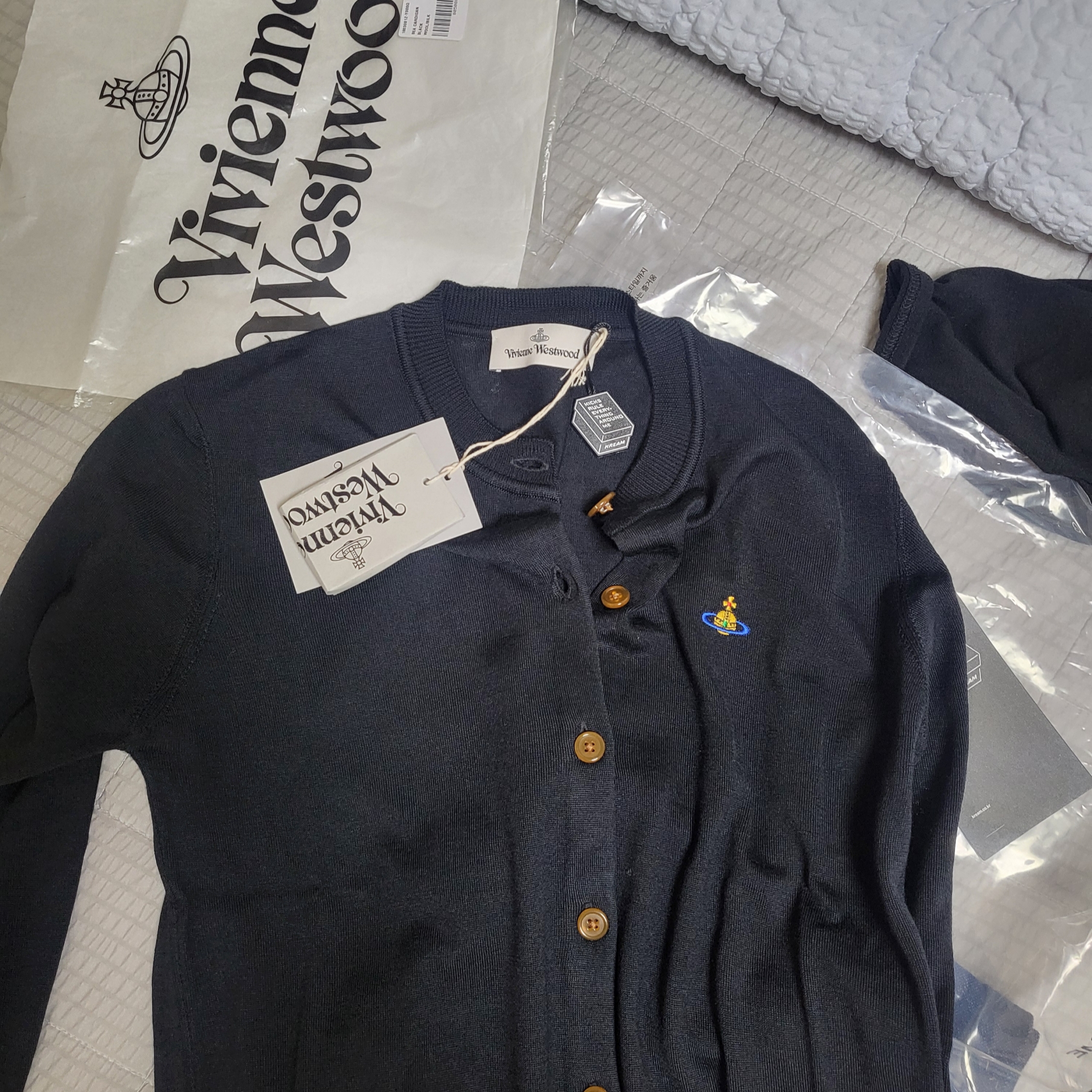 (W) Vivienne Westwood Bea Cardigan Black 착용 스타일