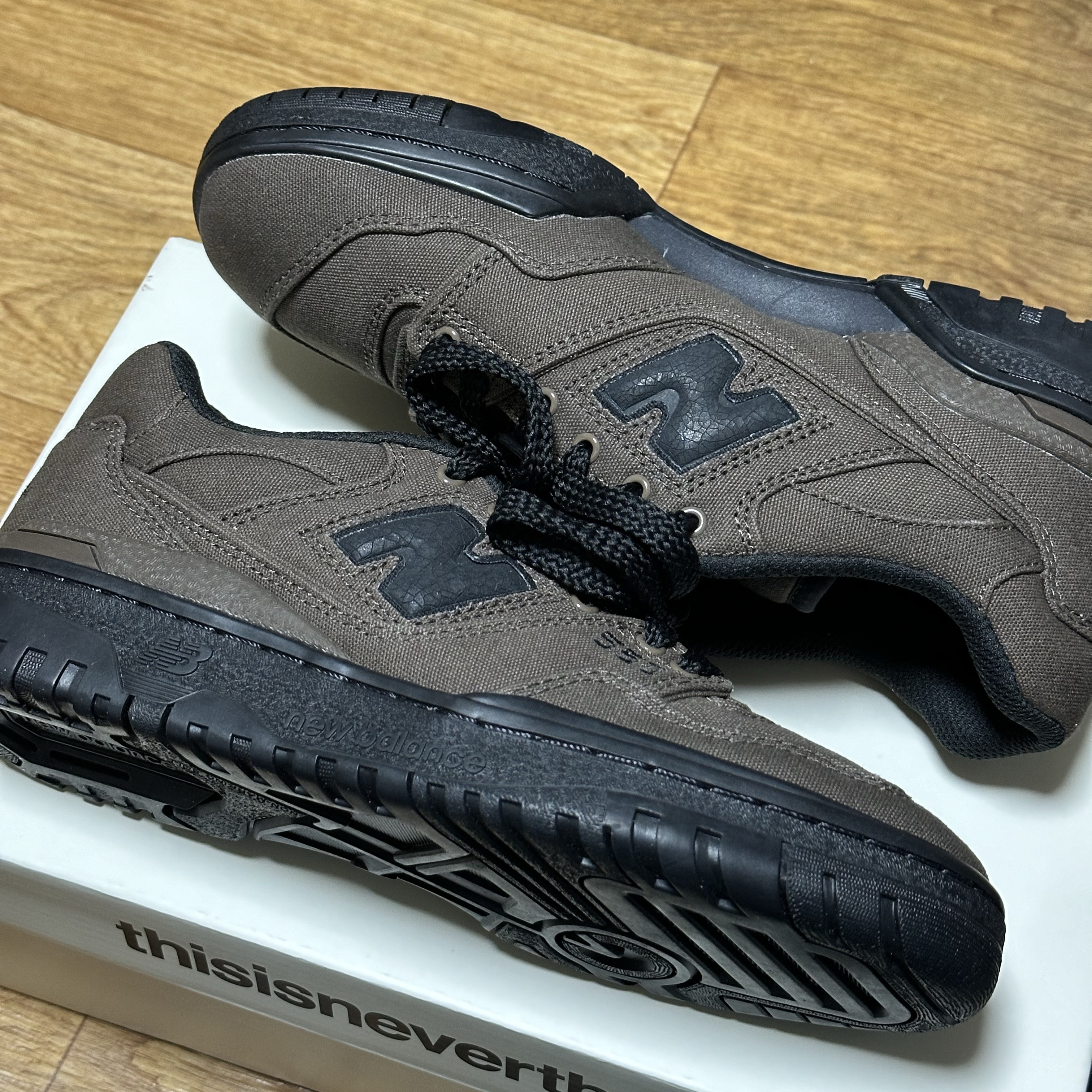 New Balance x Thisisneverthat 550 Brown Black 착용 스타일
