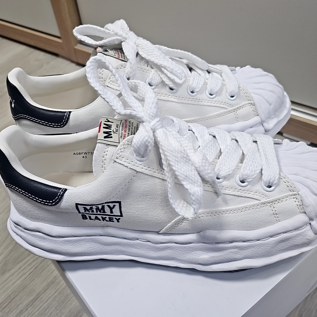Maison Mihara Yasuhiro Blakey OG Sole Canvas Low-top Sneakers White 착용 스타일 - 2