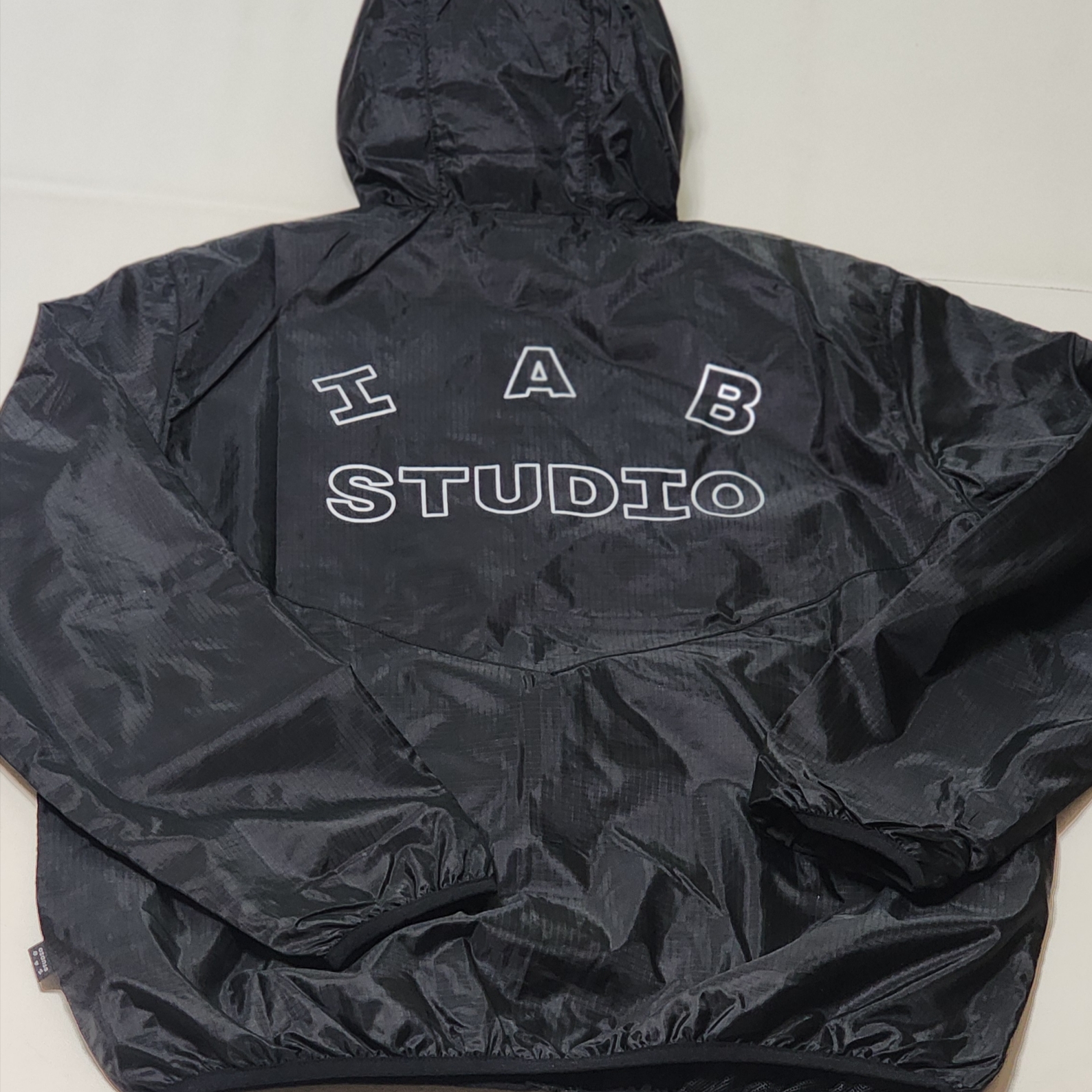IAB Studio Ripstop Wind Jacket Black 착용 스타일 - 2