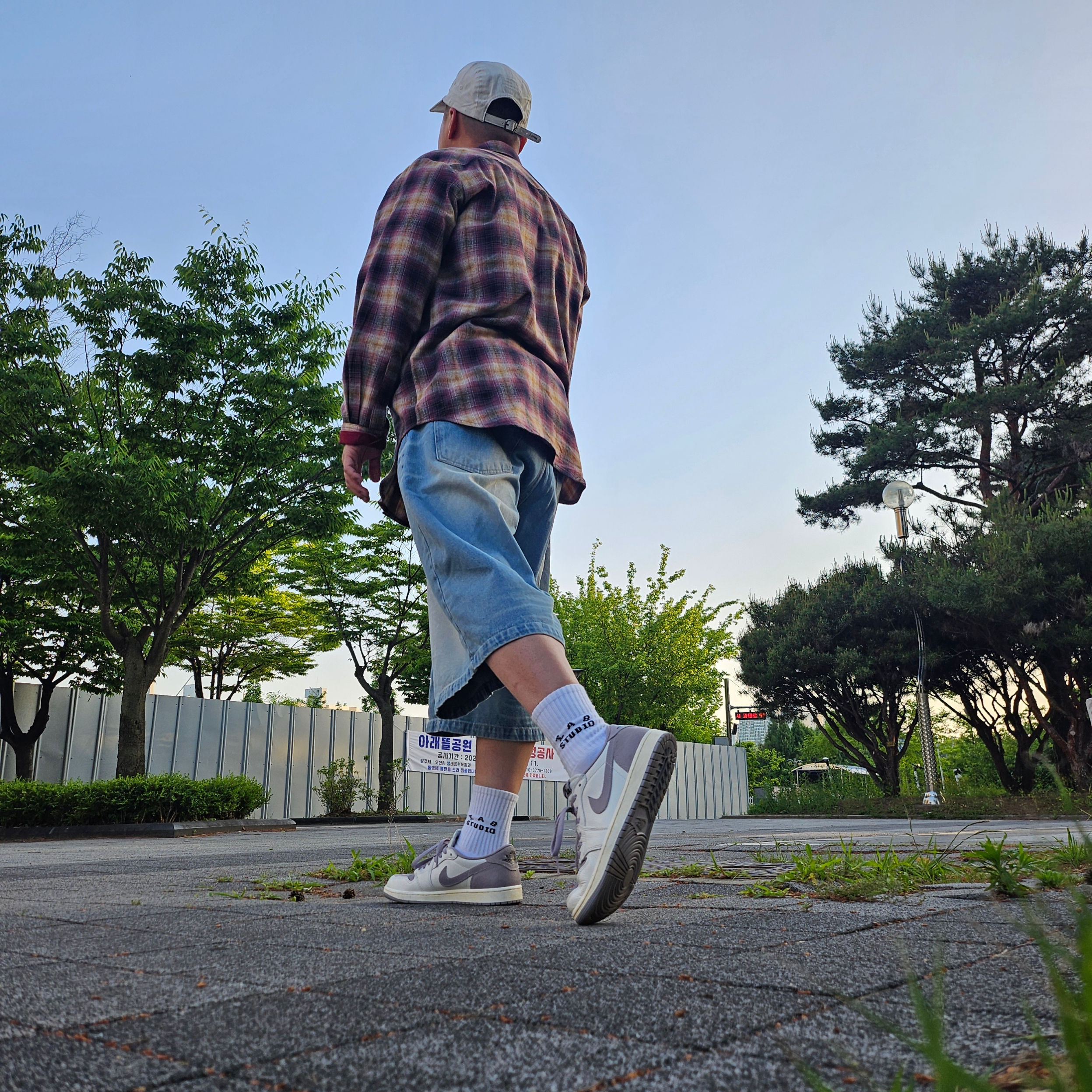 Supreme x MM6 Maison Margiela Painted Camp Cap White - 24SS, Jordan 1 Retro Low OG Atmosphere Grey 착용 스타일 - 2