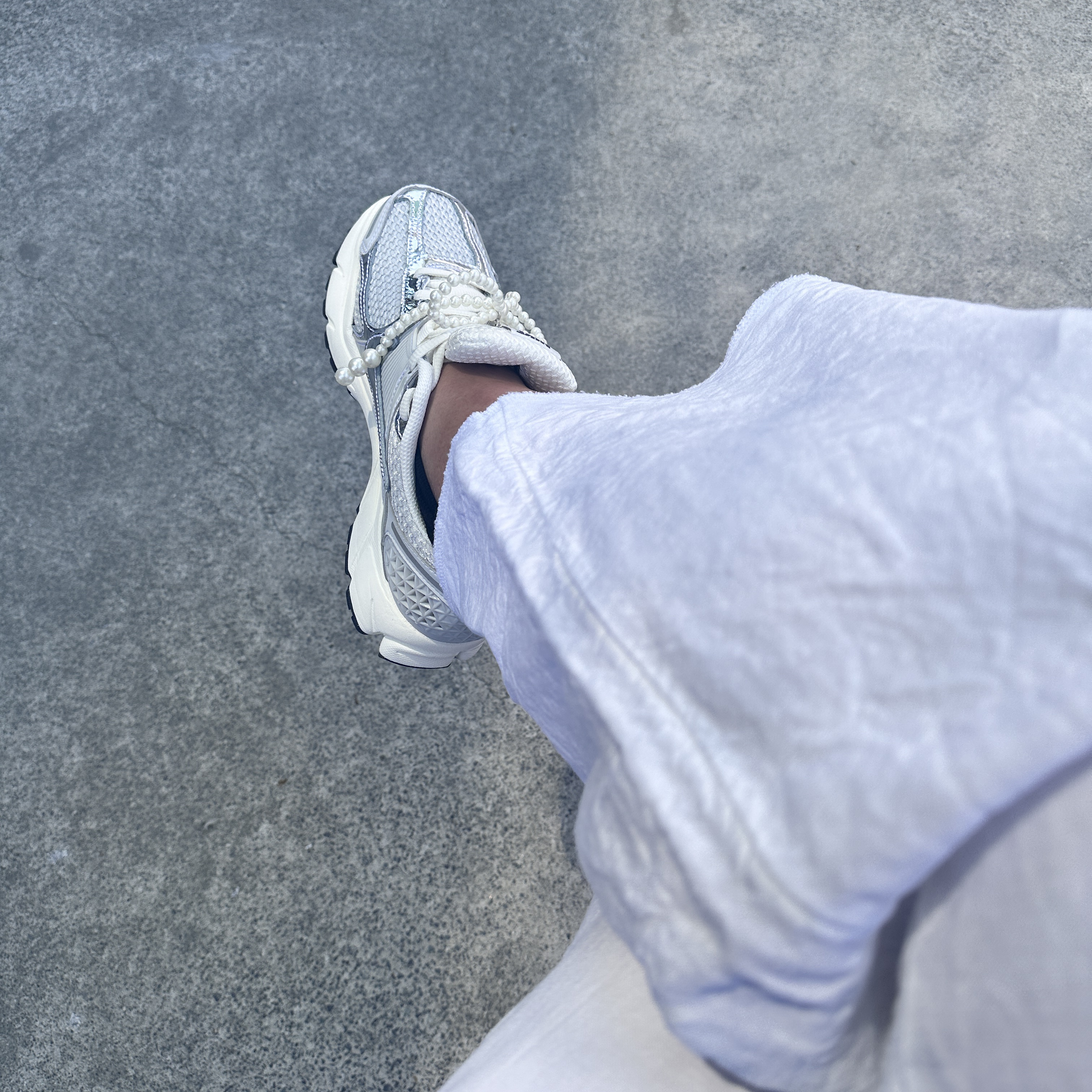 (W) Nike Zoom Vomero 5 Photon Dust and Metallic Silver 착용 스타일 - 3