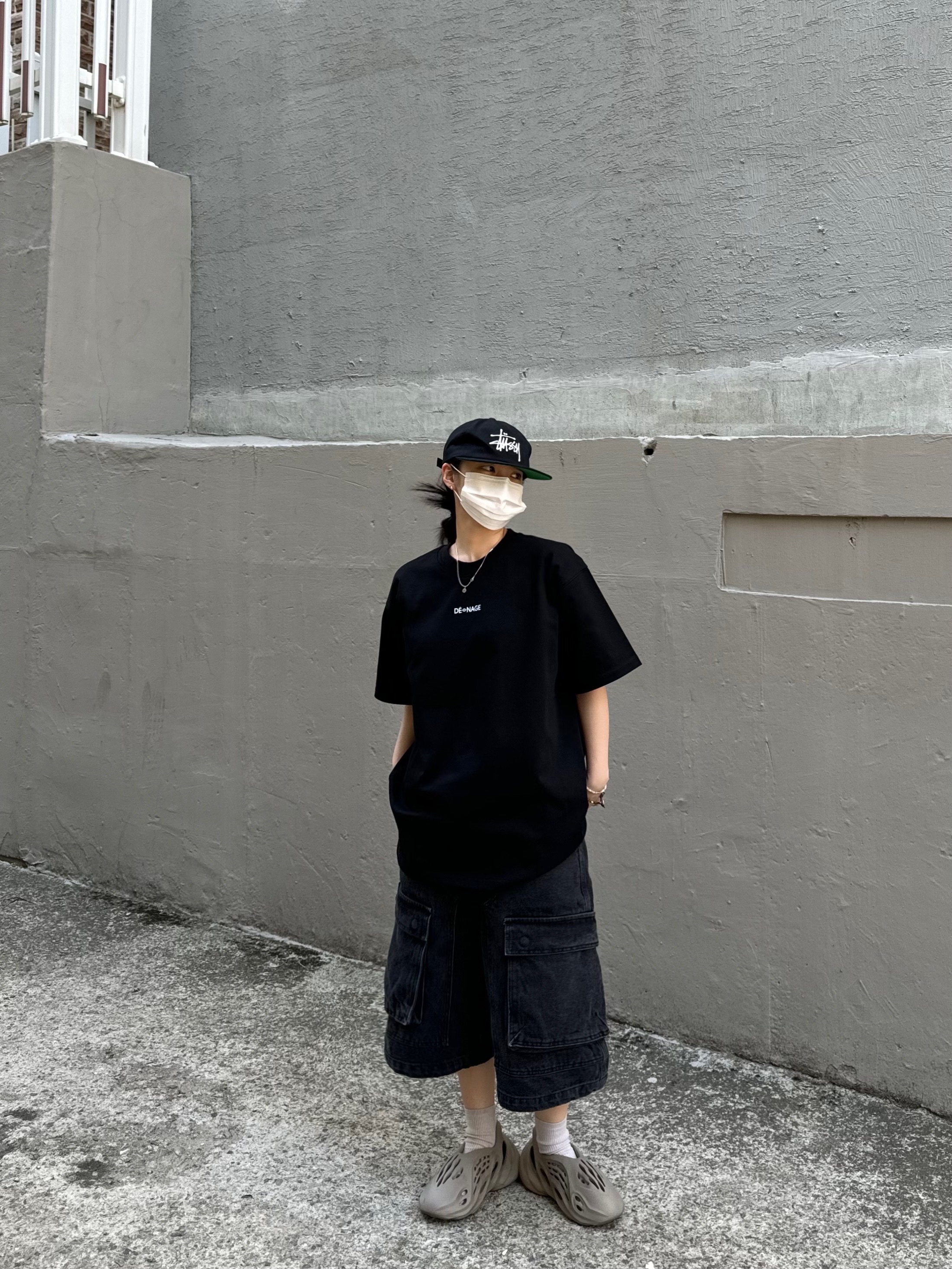 Adidas Yeezy Foam RNNR Stone Sage, Stussy Basic Strapback Cap Black 착용 스타일 - 2