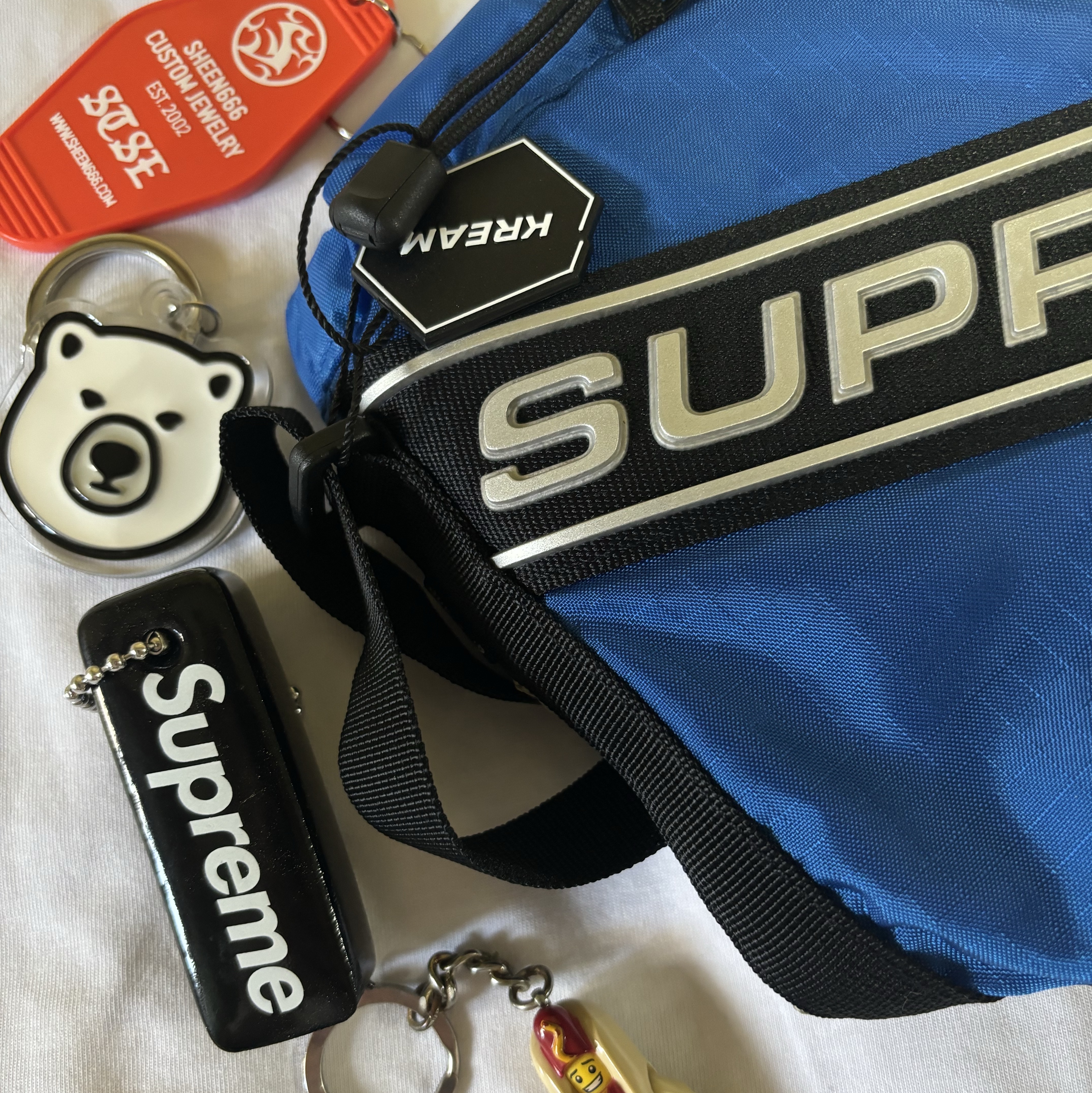 Supreme Small Cinch Pouch Blue - 23FW, Supreme Floating Keychain Black - 23FW 착용 스타일