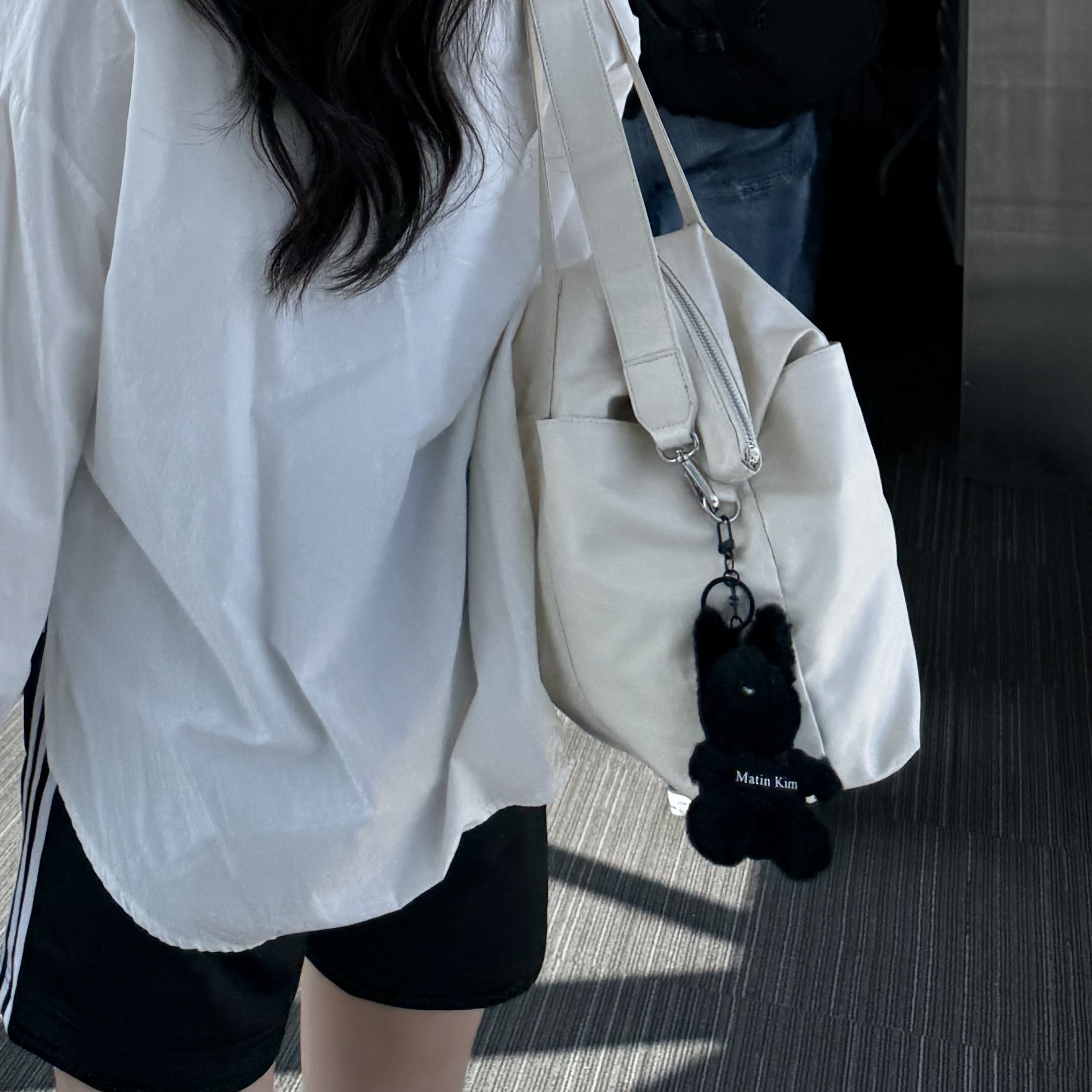 Matin Kim Black Bunny Toy Keyring Black 착용 스타일