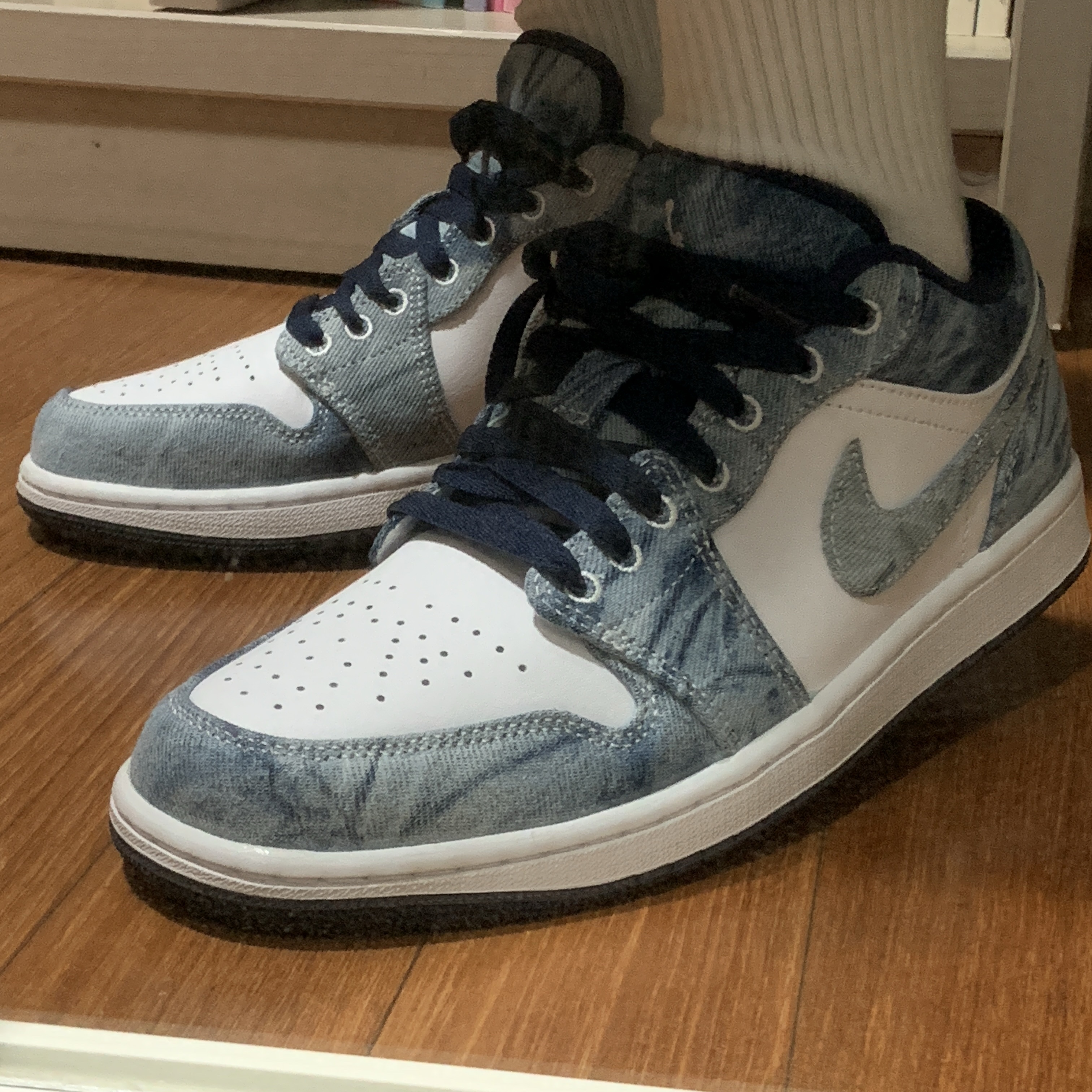 Jordan 1 Low SE Washed Denim 착용 스타일 - 1
