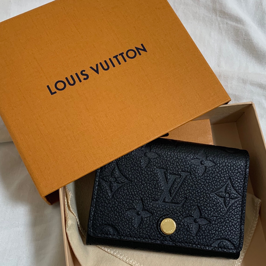 Louis Vuitton Business Card Holder Monogram Embossed Leather Black 착용 스타일