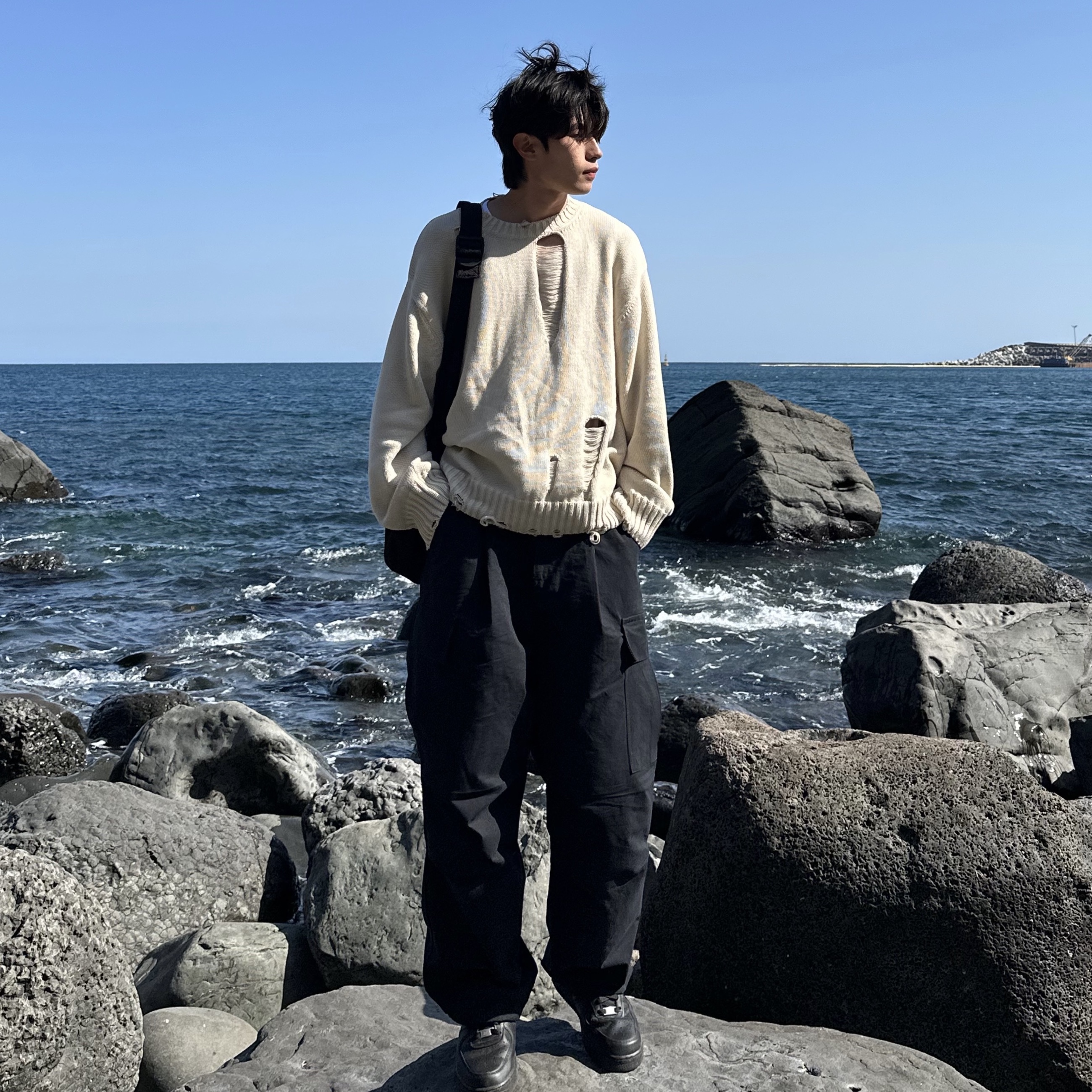 [더블적립] ETCE Destroyed Washed Knit Beige, COS Nylon Crossbody Saddle Bag Black 착용 스타일 - 2