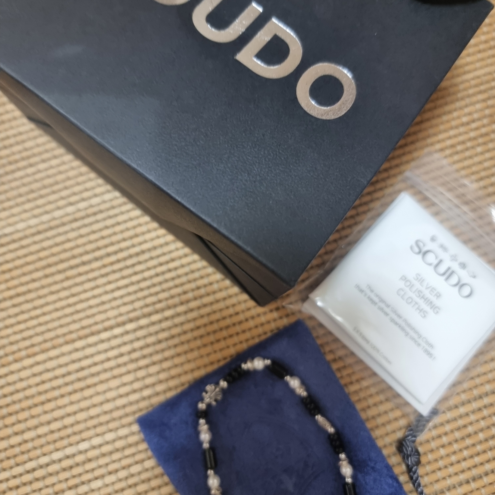 [KREAM 단독] Scudo Shell Black Pearl Beads Bracelet 착용 스타일 - 1