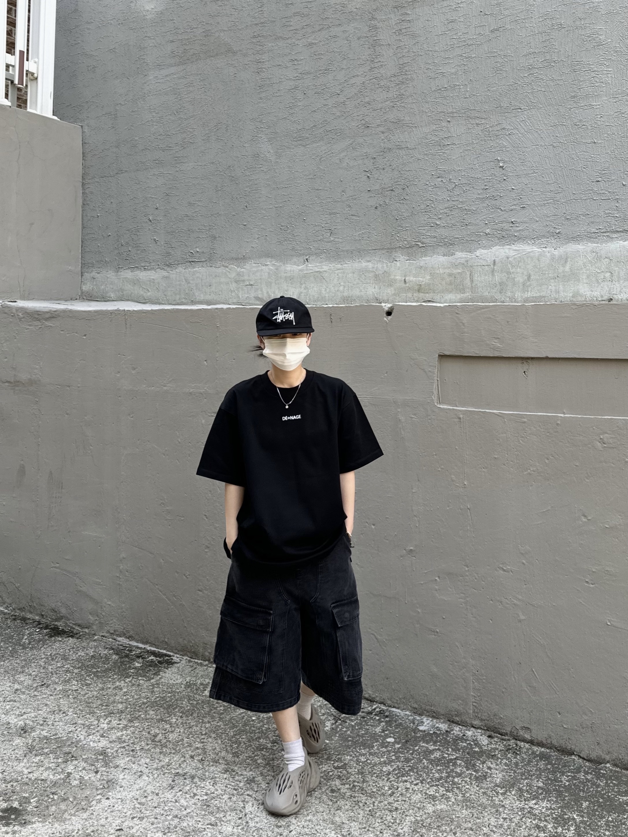 Adidas Yeezy Foam RNNR Stone Sage, Stussy Basic Strapback Cap Black 착용 스타일 - 4