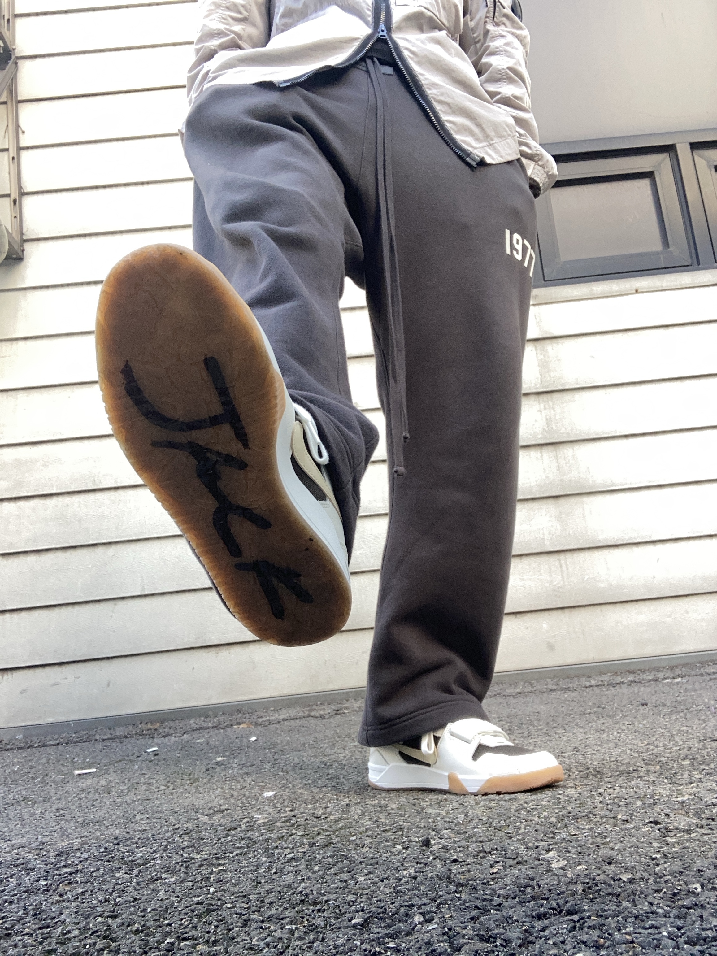 Jordan x Travis Scott Jumpman Jack TR Sail and Dark Mocha, Prada Re-Nylon Bucket Hat Black 착용 스타일 - 2