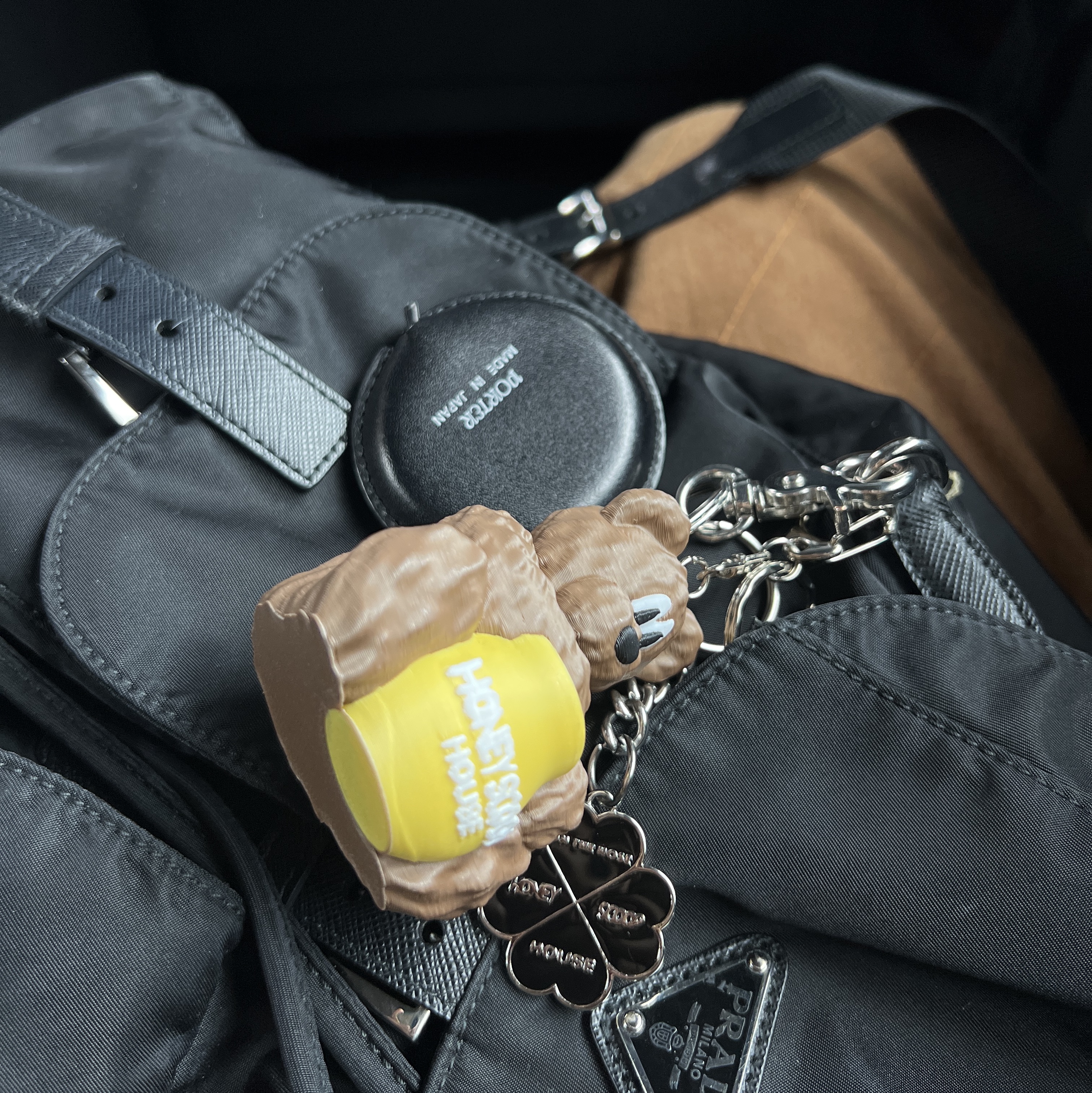 Honey Scoop House Clover Keyring Black, Prada Re-Nylon Medium Backpack Black 착용 스타일