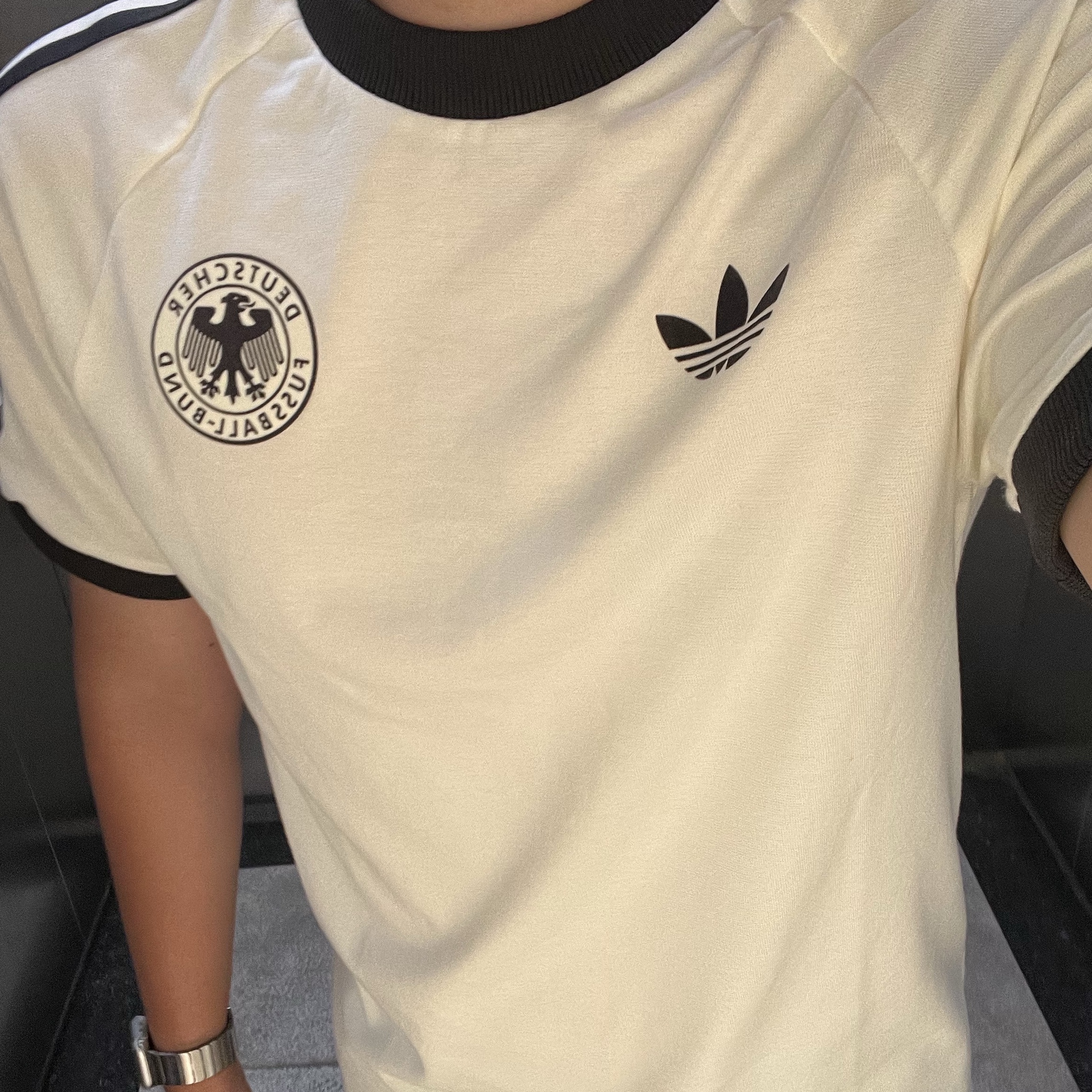 Adidas German Adicolor Classic 3-Stripes T-Shirt Off White - KR Sizing, Apple Watch SE 40mm GPS Silver Aluminium Case with Sport Loop Storm Blue (Korean Ver.) 착용 스타일