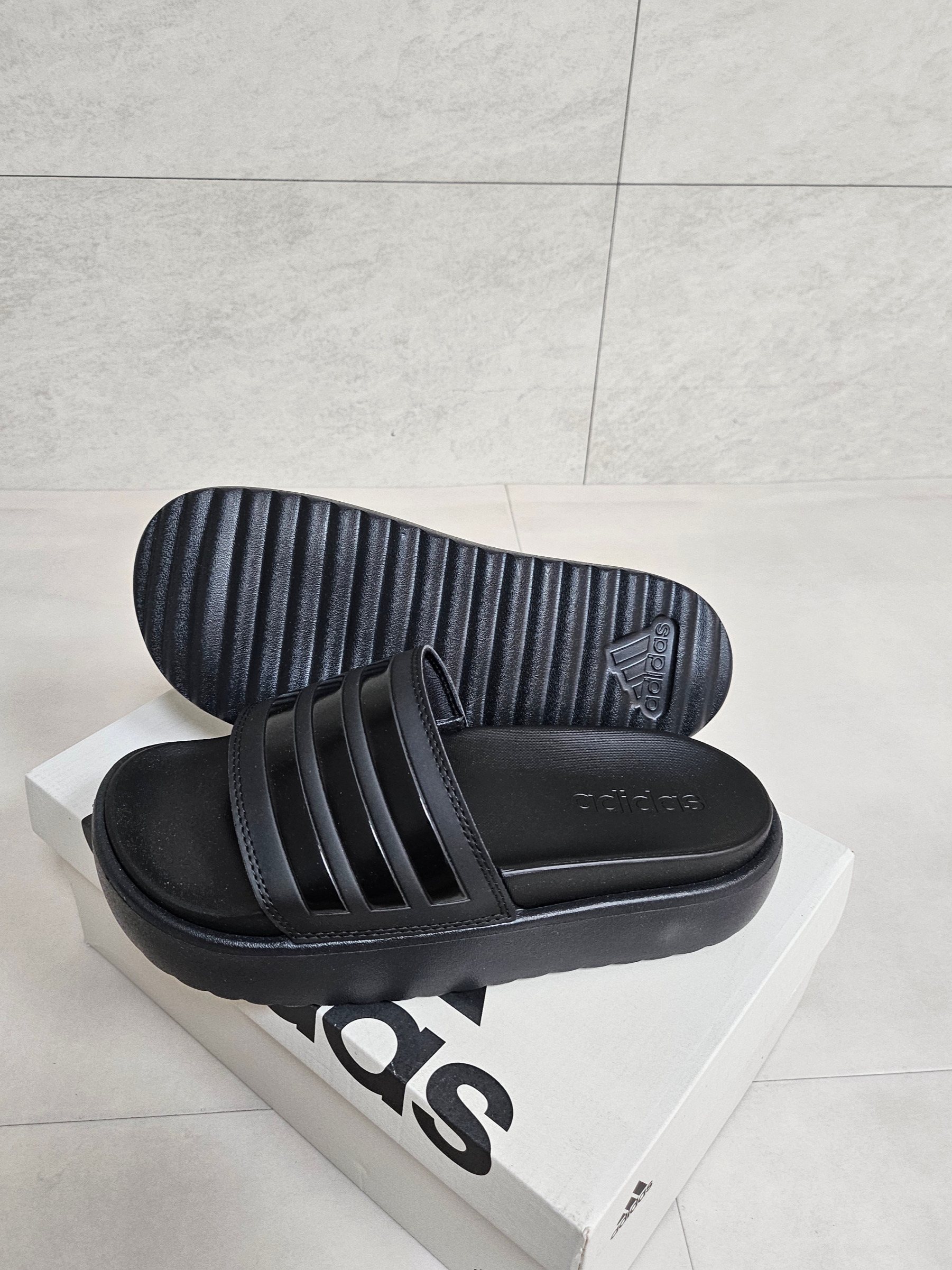 (W) Adidas Adilette Platform Slide Core Black 착용 스타일